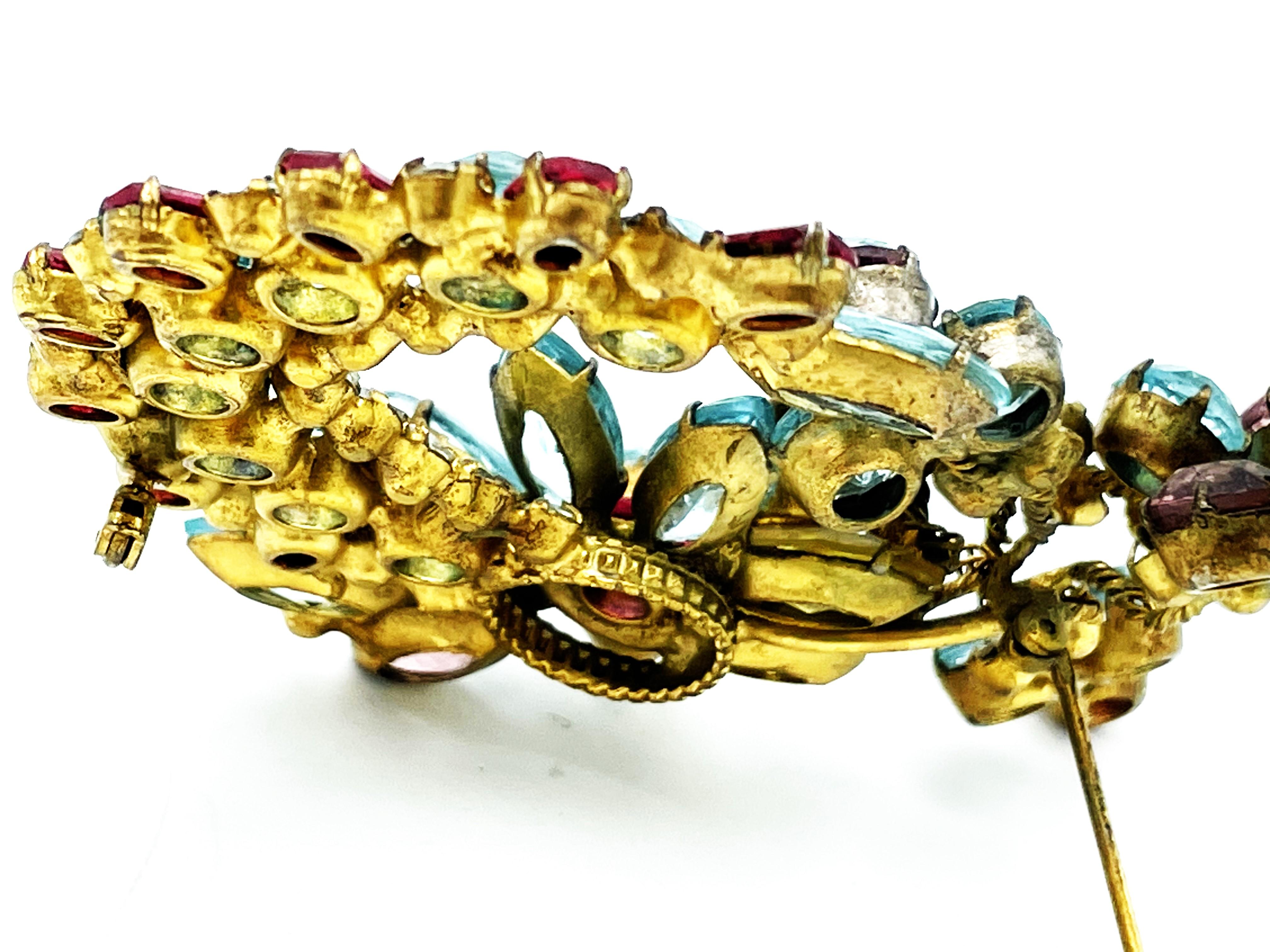 Women's Floral-motiv brooch with gold-ton metal, rhinestones prong set. USA 1950s For Sale