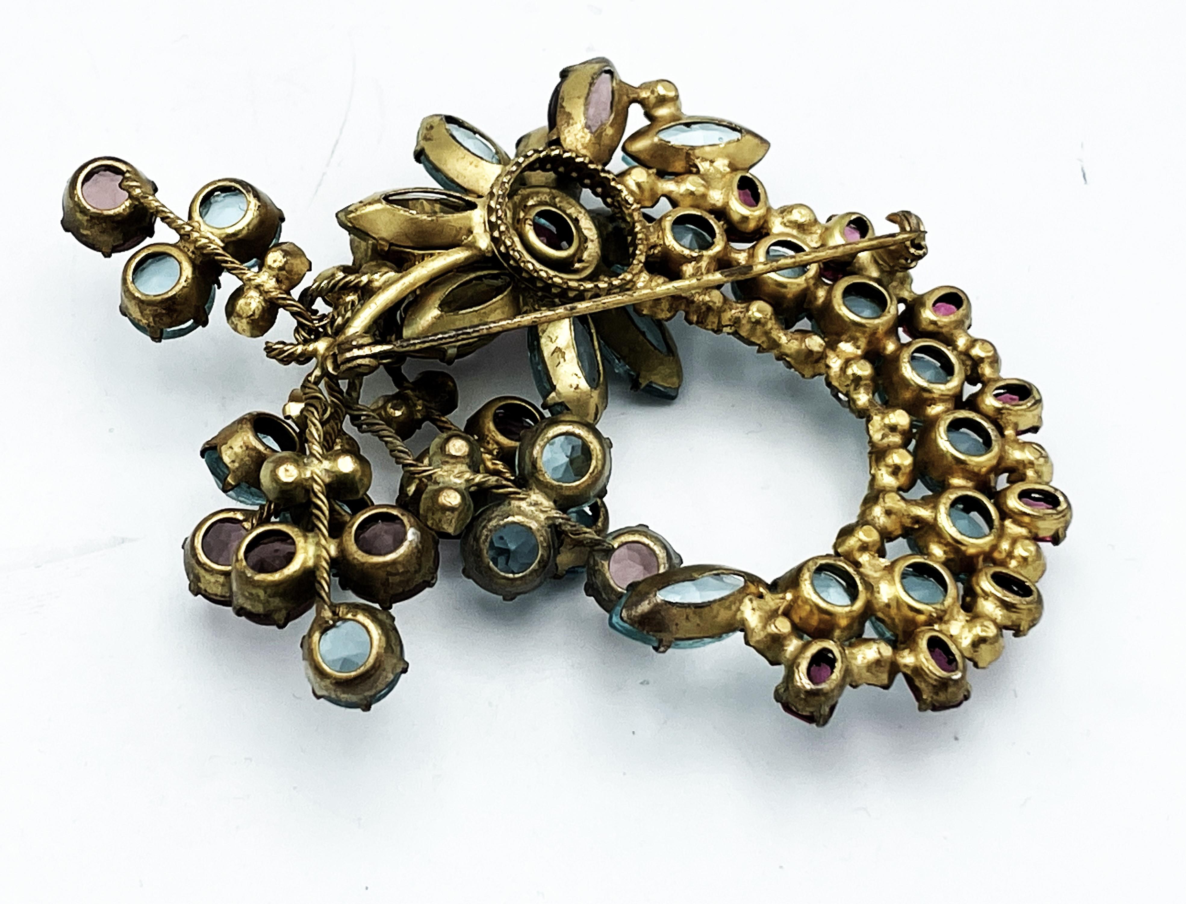 Floral-motiv brooch with gold-ton metal, rhinestones prong set. USA 1950s For Sale 1