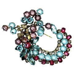 Floral-motiv brooch with gold-ton metal, rhinestones prong set. USA 1950s