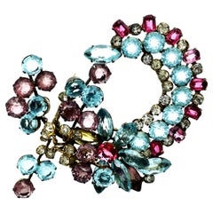 Floral-motiv brooch with gold-ton metal, rhinestones prong set. USA 1950s