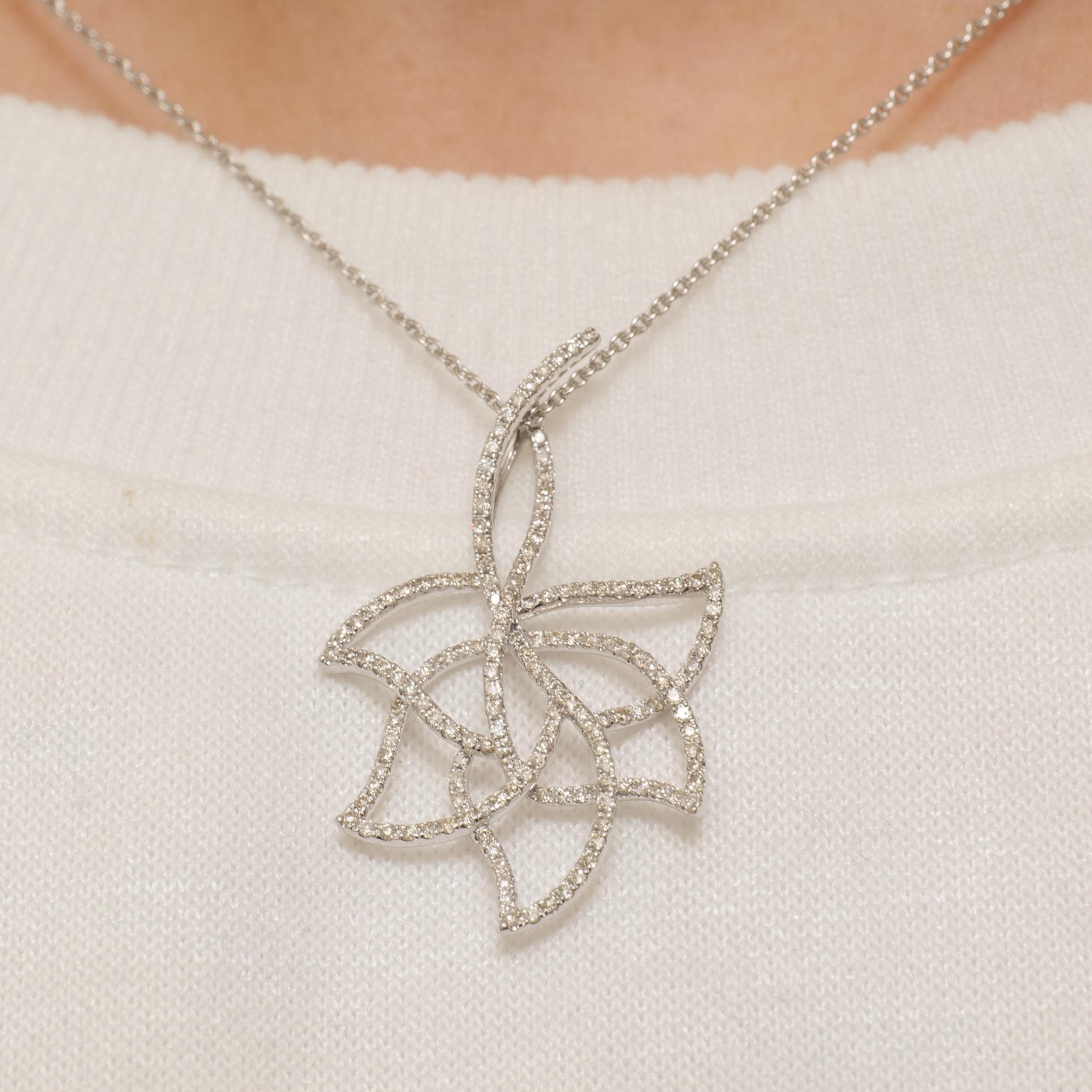 Art Déco Ciondolo floreale con diamante naturale traforato in oro massiccio 14k (certificato) in vendita