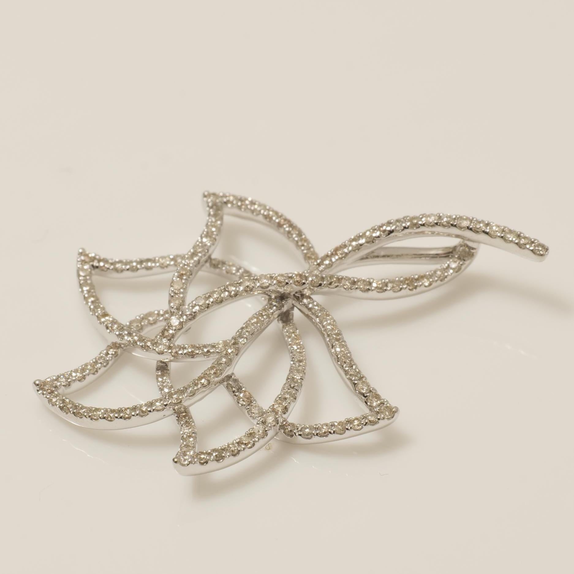 Ciondolo floreale con diamante naturale traforato in oro massiccio 14k (certificato) In condizioni Nuovo in vendita a New Delhi, DL