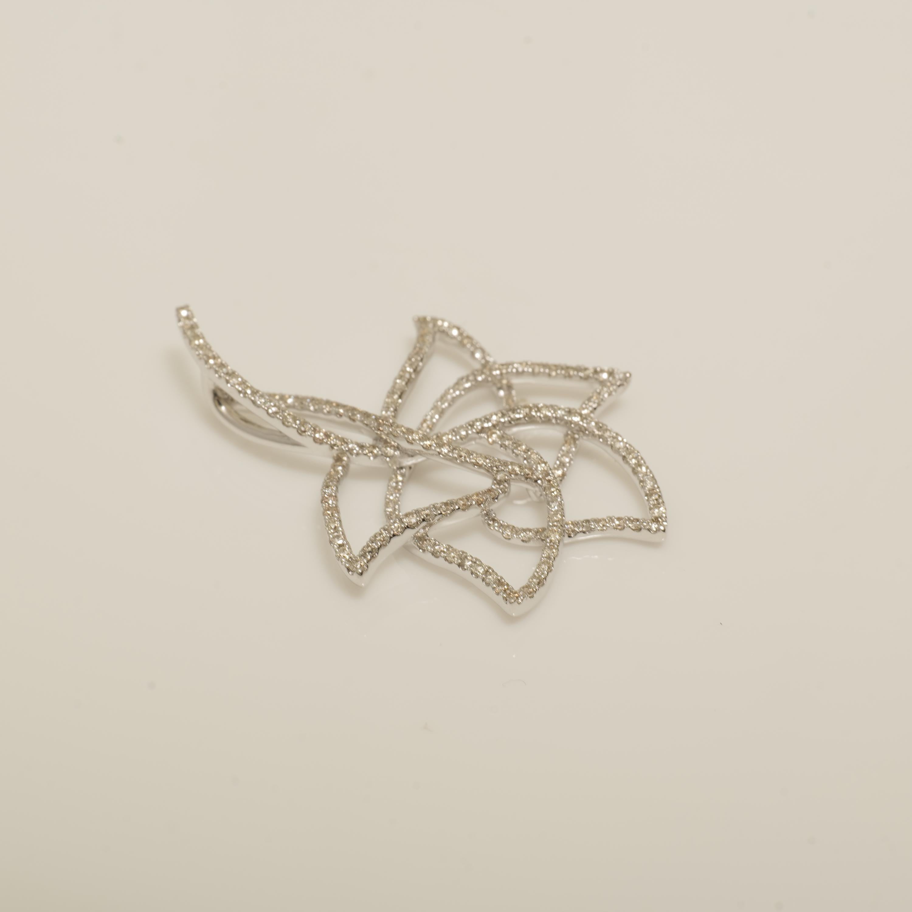 Donna Ciondolo floreale con diamante naturale traforato in oro massiccio 14k (certificato) in vendita