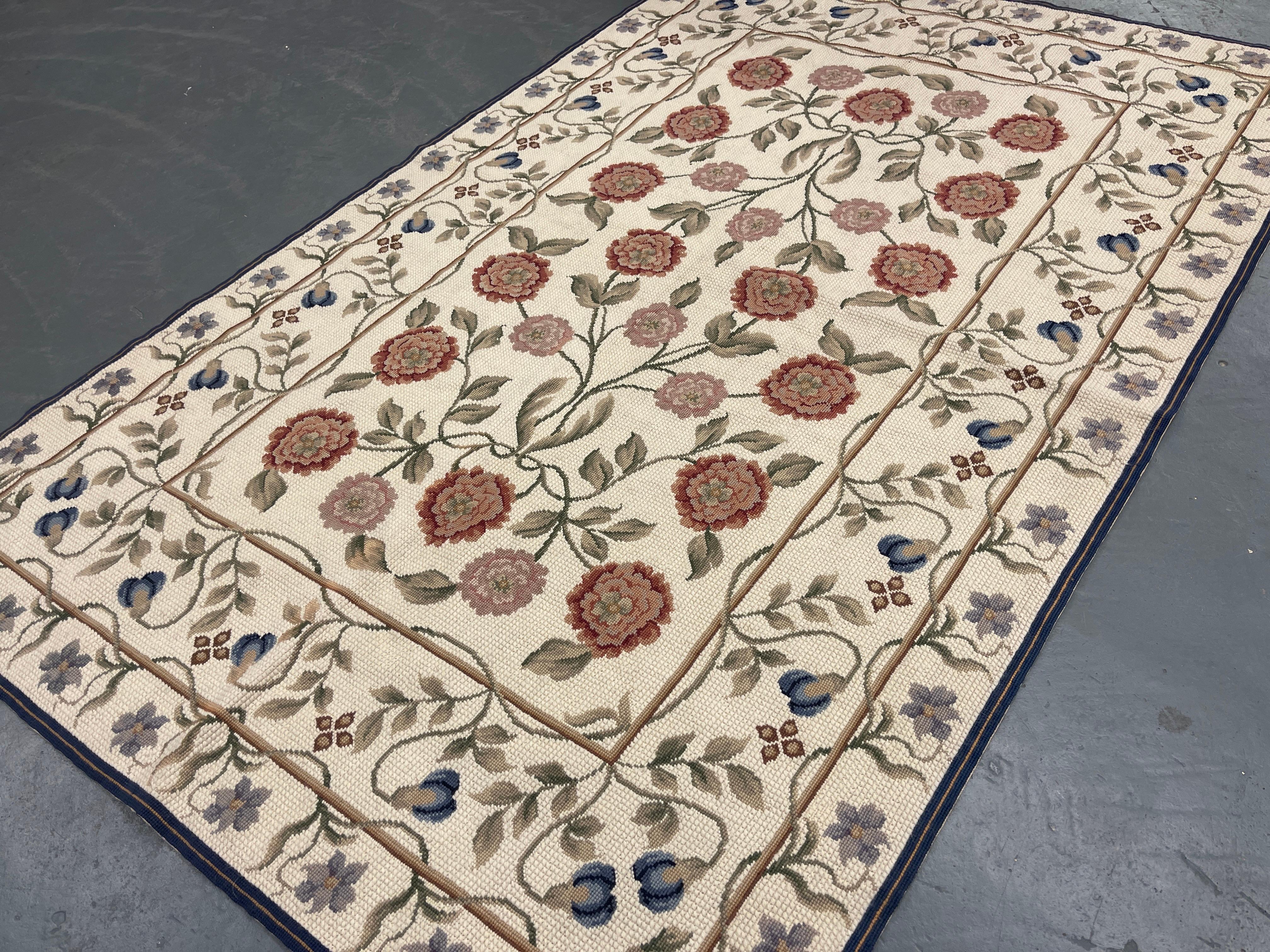 Dieser fantastische florale Teppich wurde von Hand gewebt und zeigt ein wunderschönes florales Allover-Muster auf einem creme-elfenbeinfarbenen Hintergrund mit creme-grünen und rosa Akzenten. Die Farbe und das Design dieses eleganten Stücks machen