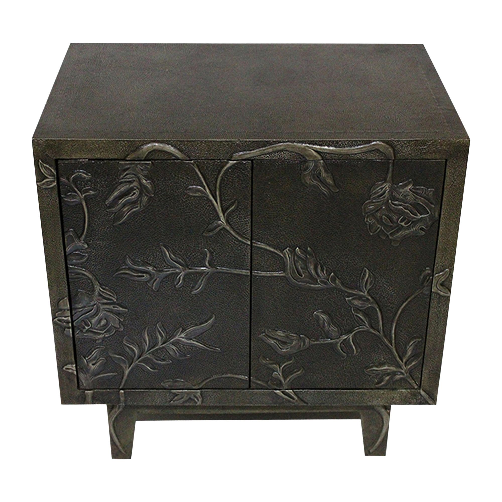 Mesilla de Noche Floral Martillada a Mano Metal Blanco Antiguo Sobre Madera en venta