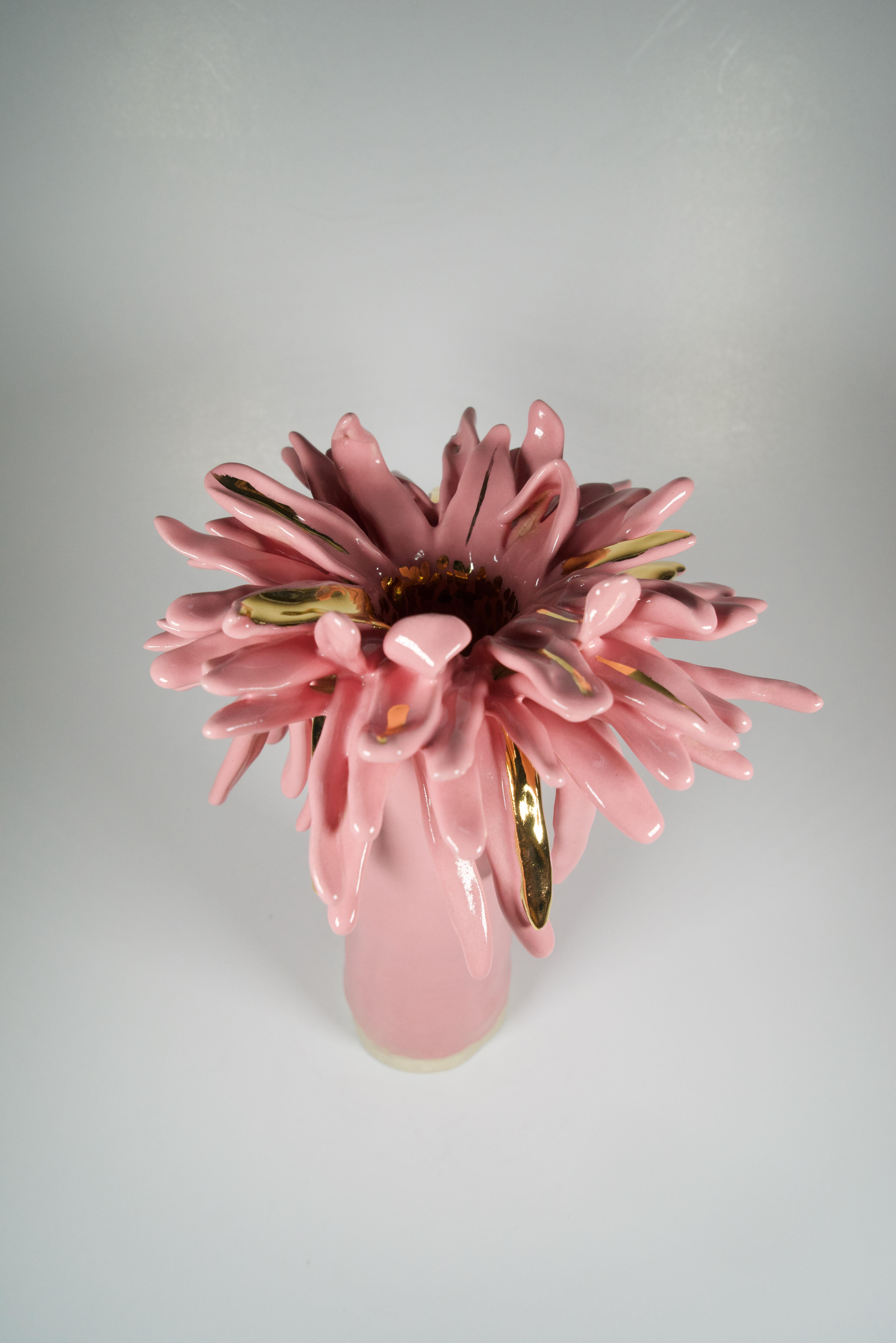 Creazioni artistiche in gres, costruite e smaltate a mano 
ornato con lustri d'oro.
L'artista interpreta l'arte floreale a modo suo, con vasi surreali e giocosi della collezione Floral.

Pezzo unico
Costruito e smaltato a mano 

