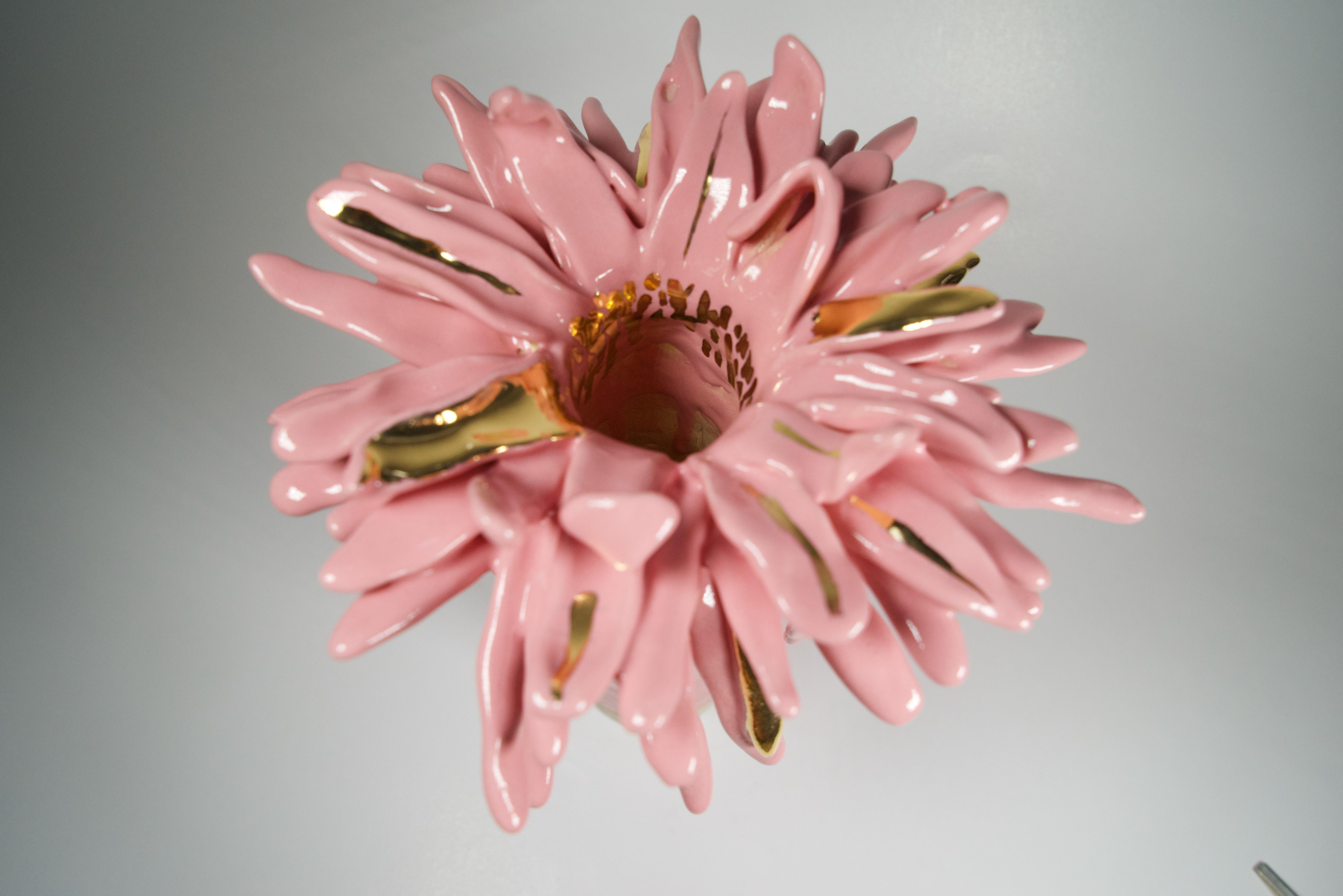 Organico moderno Vaso in gres rosa floreale ispirato all'Art Nouveau dell'artista e designer Hania Jneid in vendita