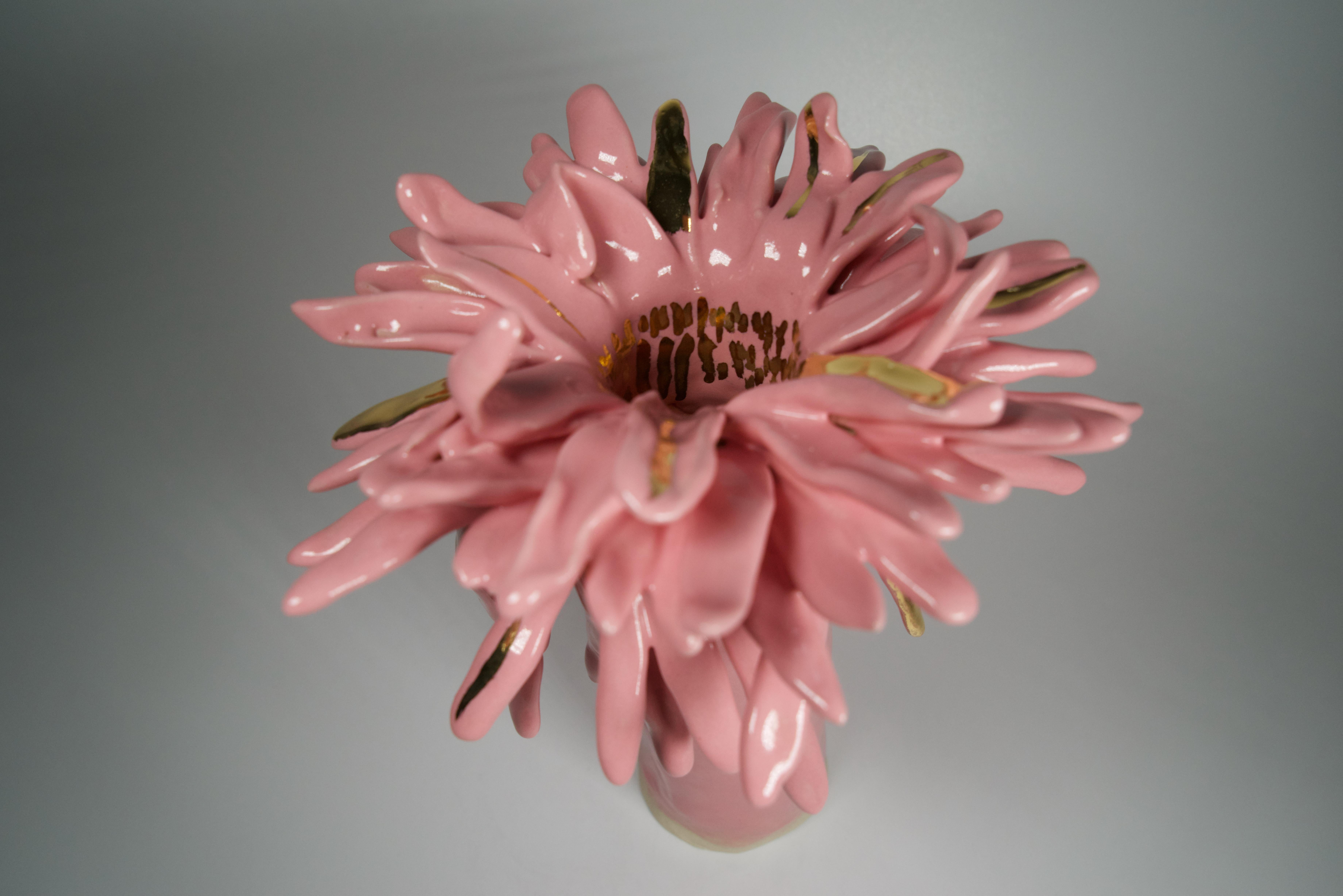 Spagnolo Vaso in gres rosa floreale ispirato all'Art Nouveau dell'artista e designer Hania Jneid in vendita