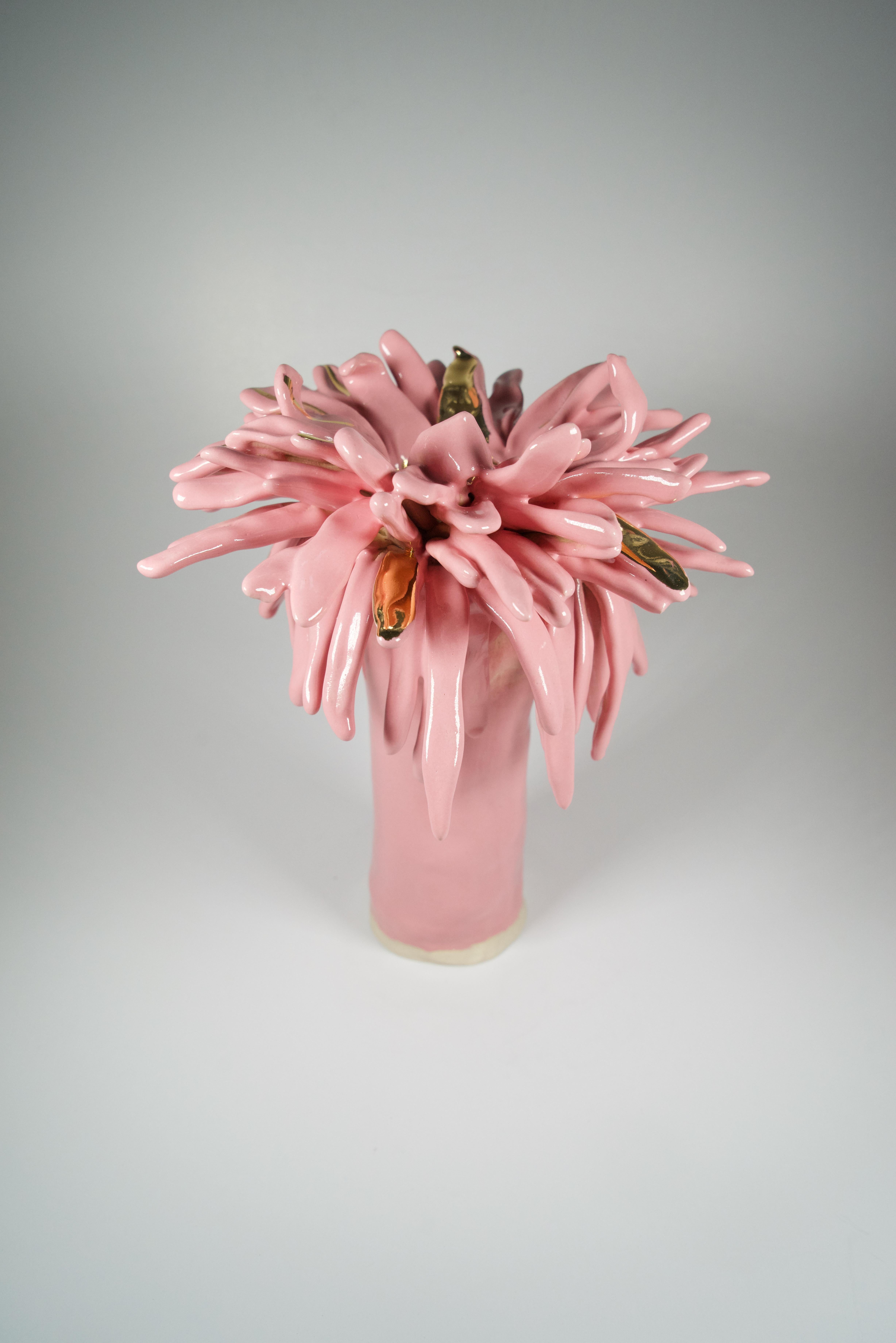 Dipinto a mano Vaso in gres rosa floreale ispirato all'Art Nouveau dell'artista e designer Hania Jneid in vendita
