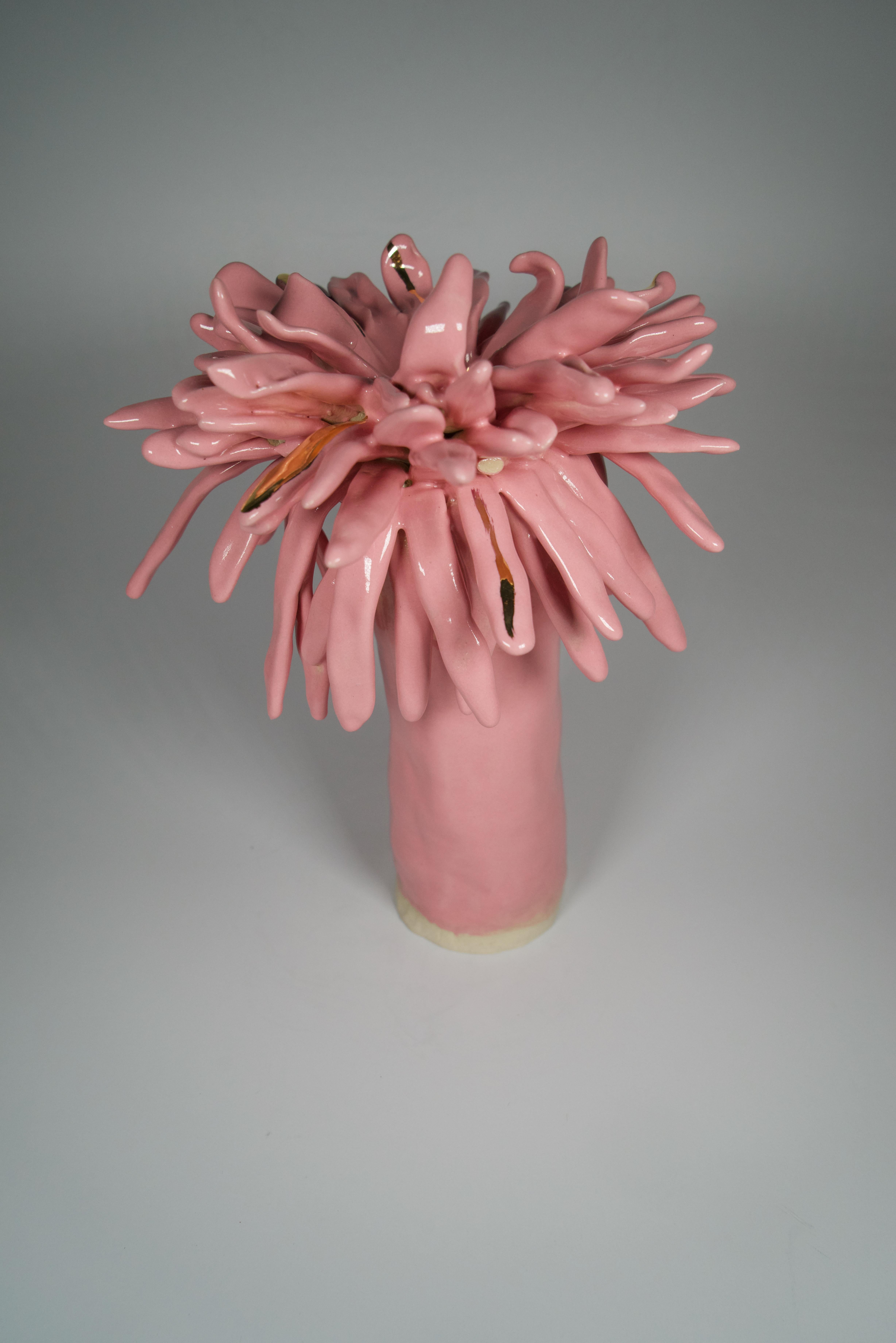 Vaso in gres rosa floreale ispirato all'Art Nouveau dell'artista e designer Hania Jneid In condizioni Nuovo in vendita a BARCELONA, ES