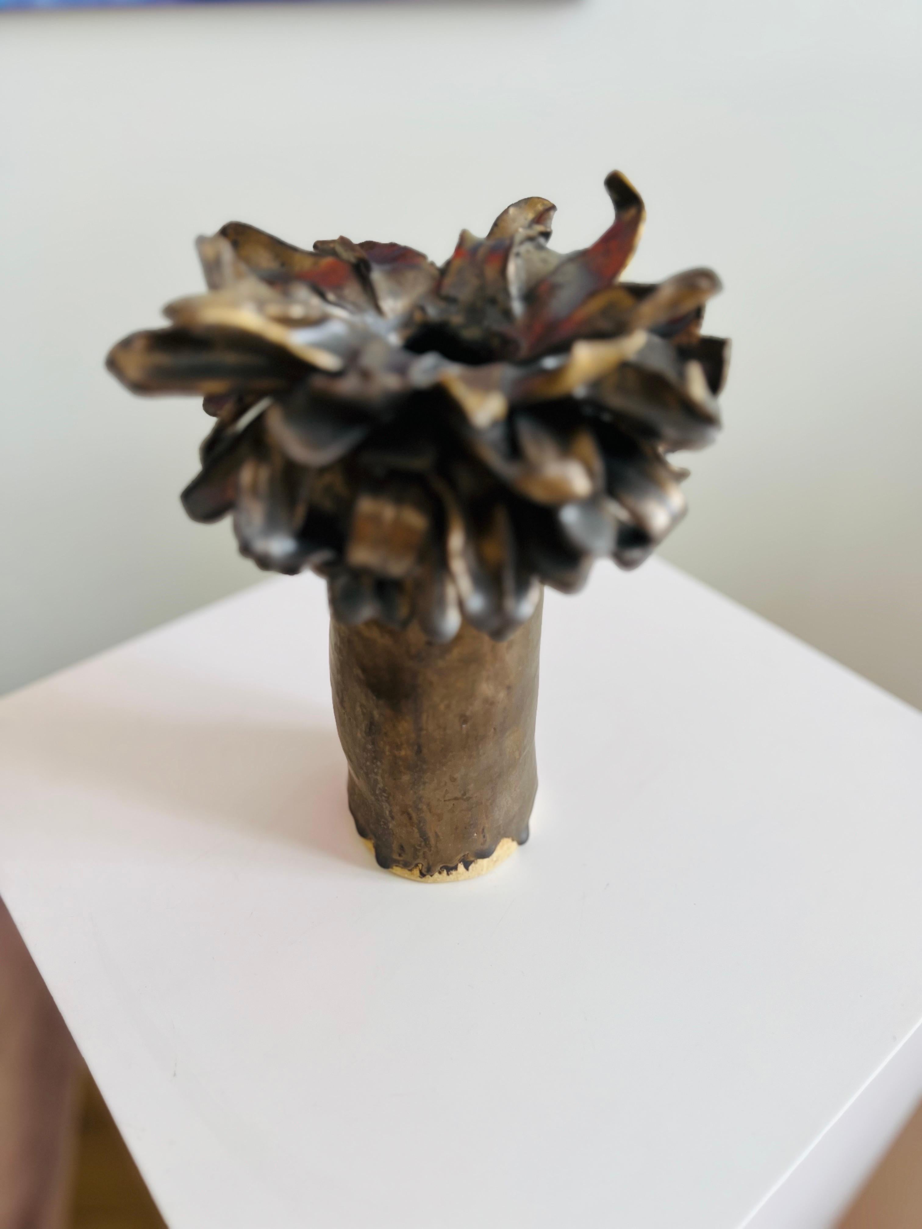 Sculpté à la main Vase floral en bronze grès n° 5 de Hania Jneid en vente