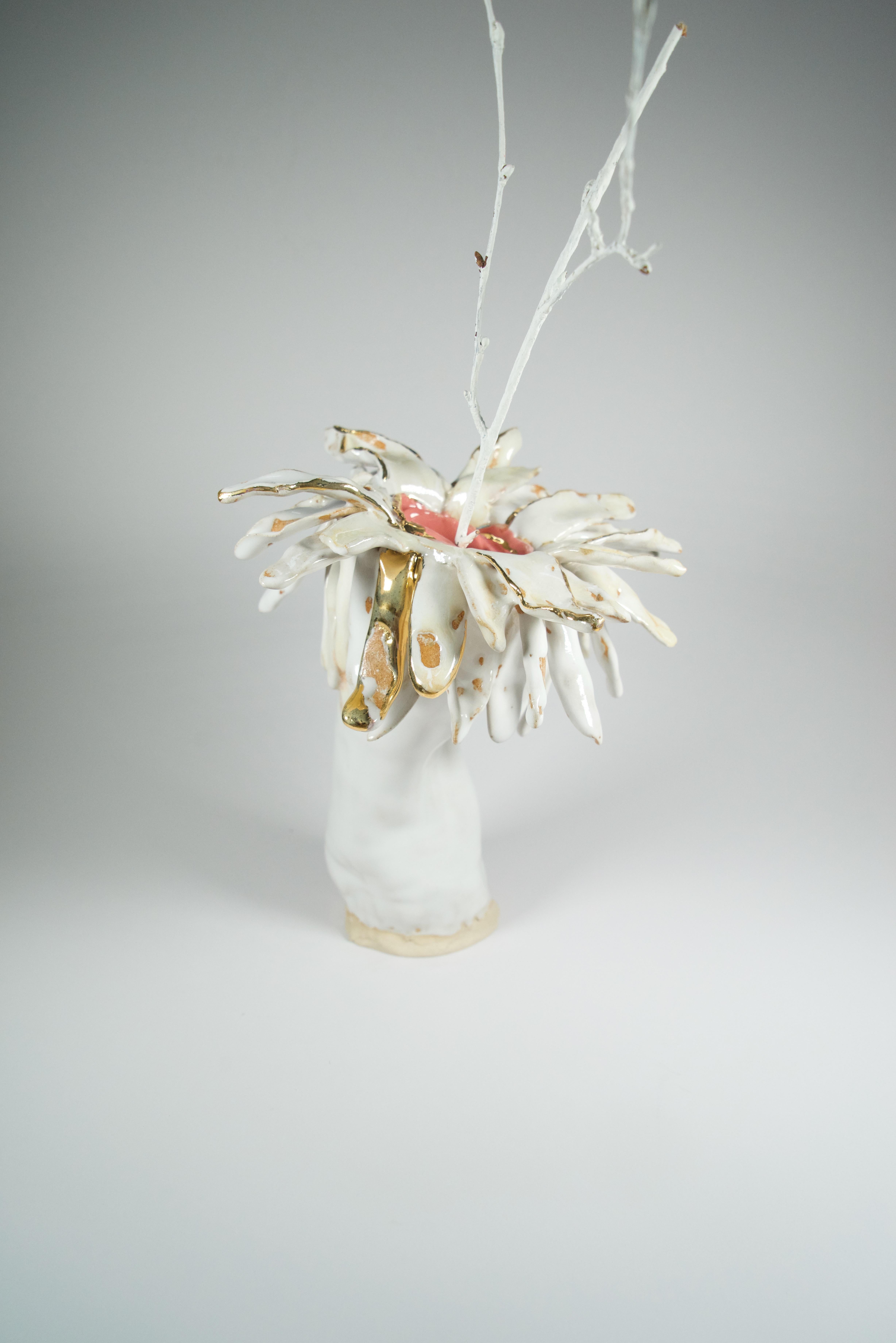 Intagliato a mano Vaso in gres bianco floreale di ispirazione Art Nouveau dell'artista designer Hania Jneid in vendita