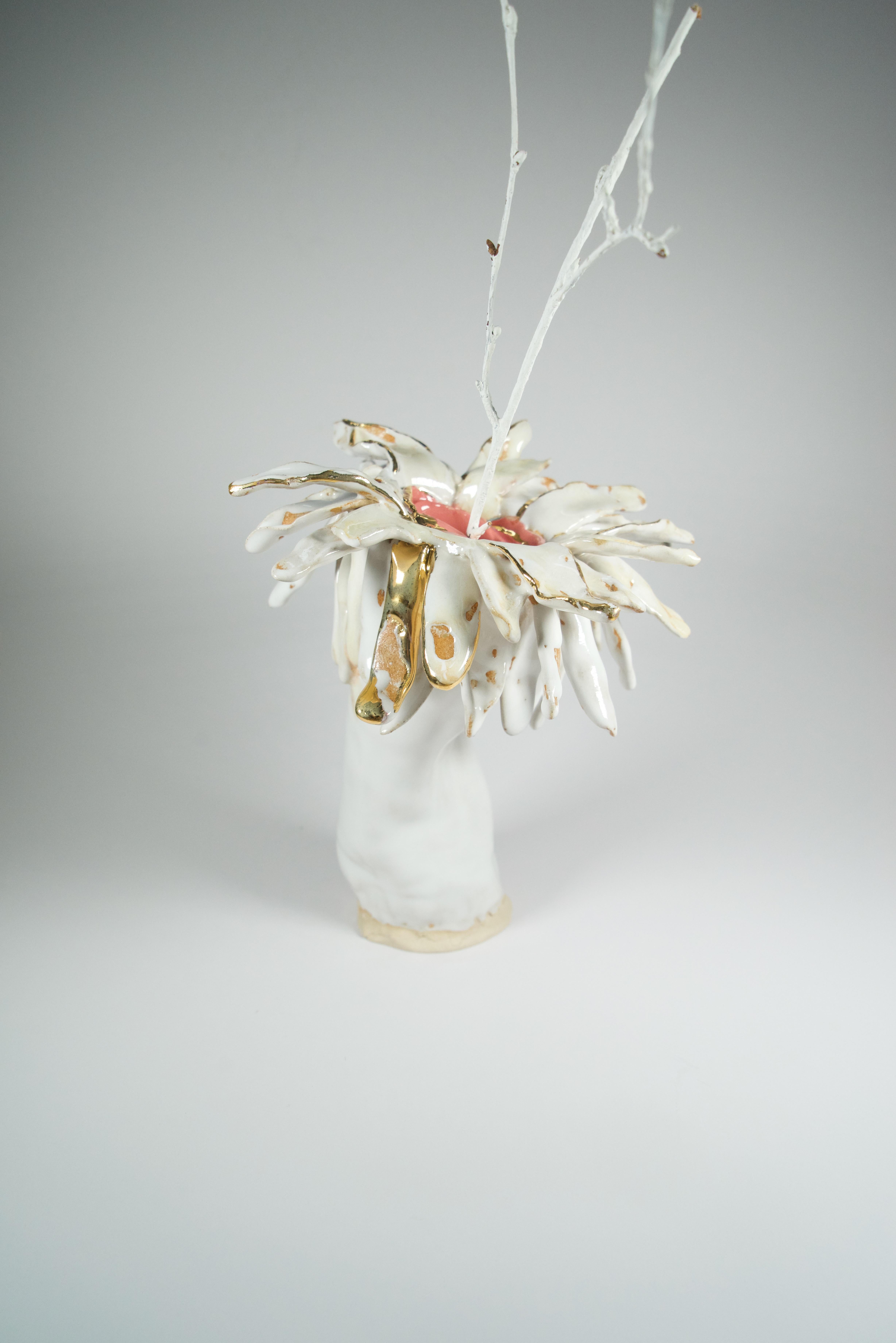 Vaso in gres bianco floreale di ispirazione Art Nouveau dell'artista designer Hania Jneid In condizioni Nuovo in vendita a BARCELONA, ES