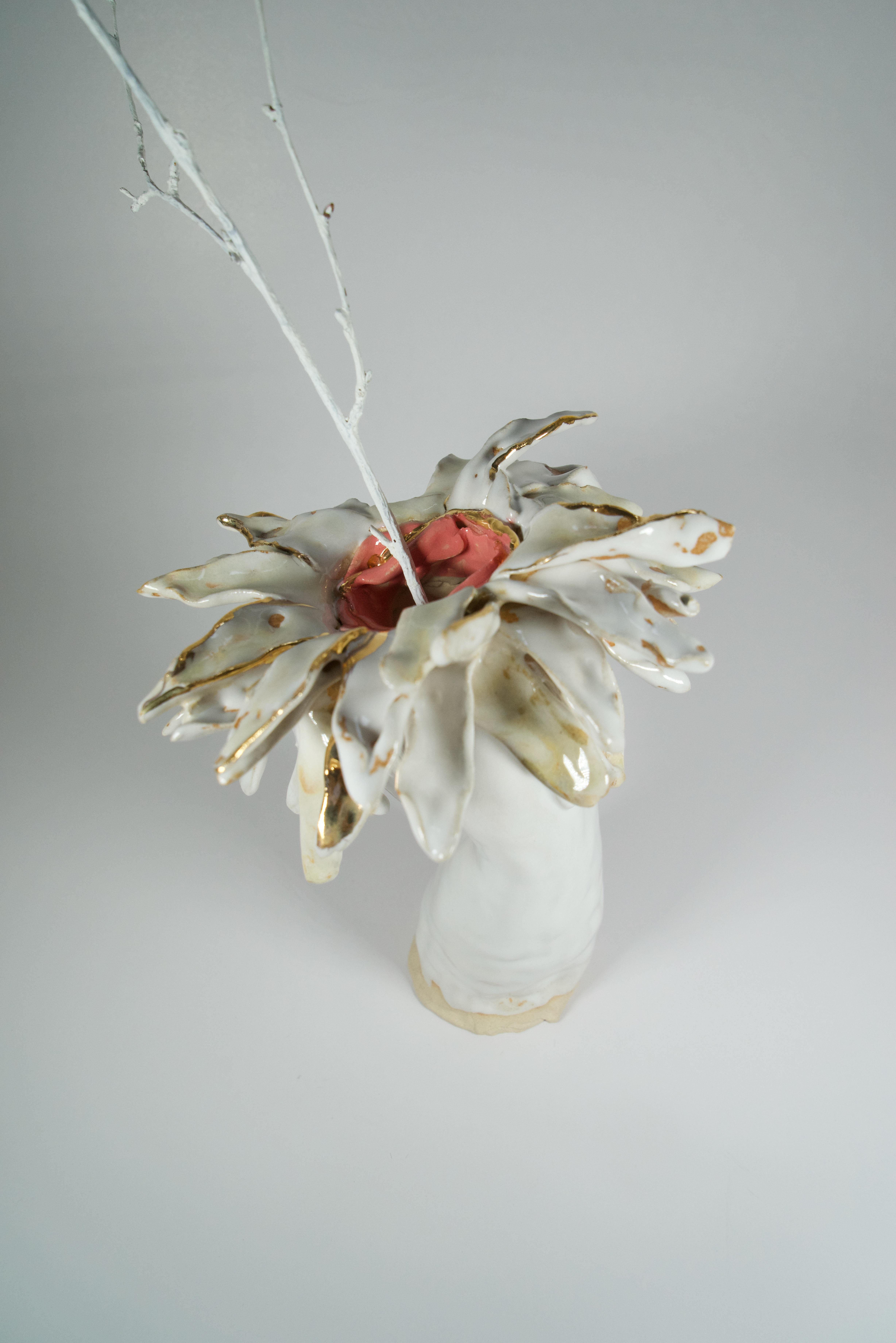 XXI secolo e contemporaneo Vaso in gres bianco floreale di ispirazione Art Nouveau dell'artista designer Hania Jneid in vendita