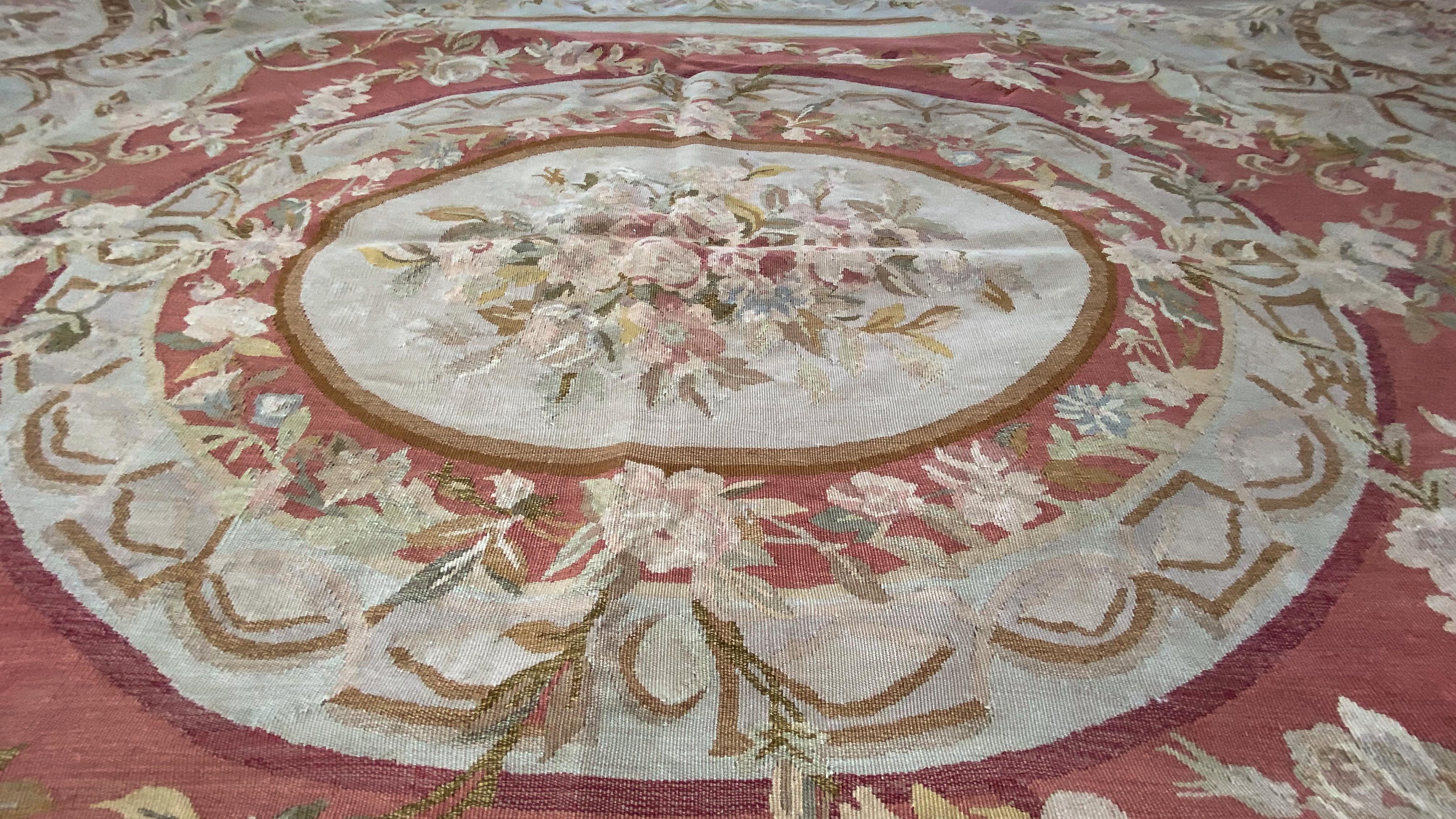 Floraler Aubusson-Teppich aus Wolle in Ocker-Orange im Angebot 5