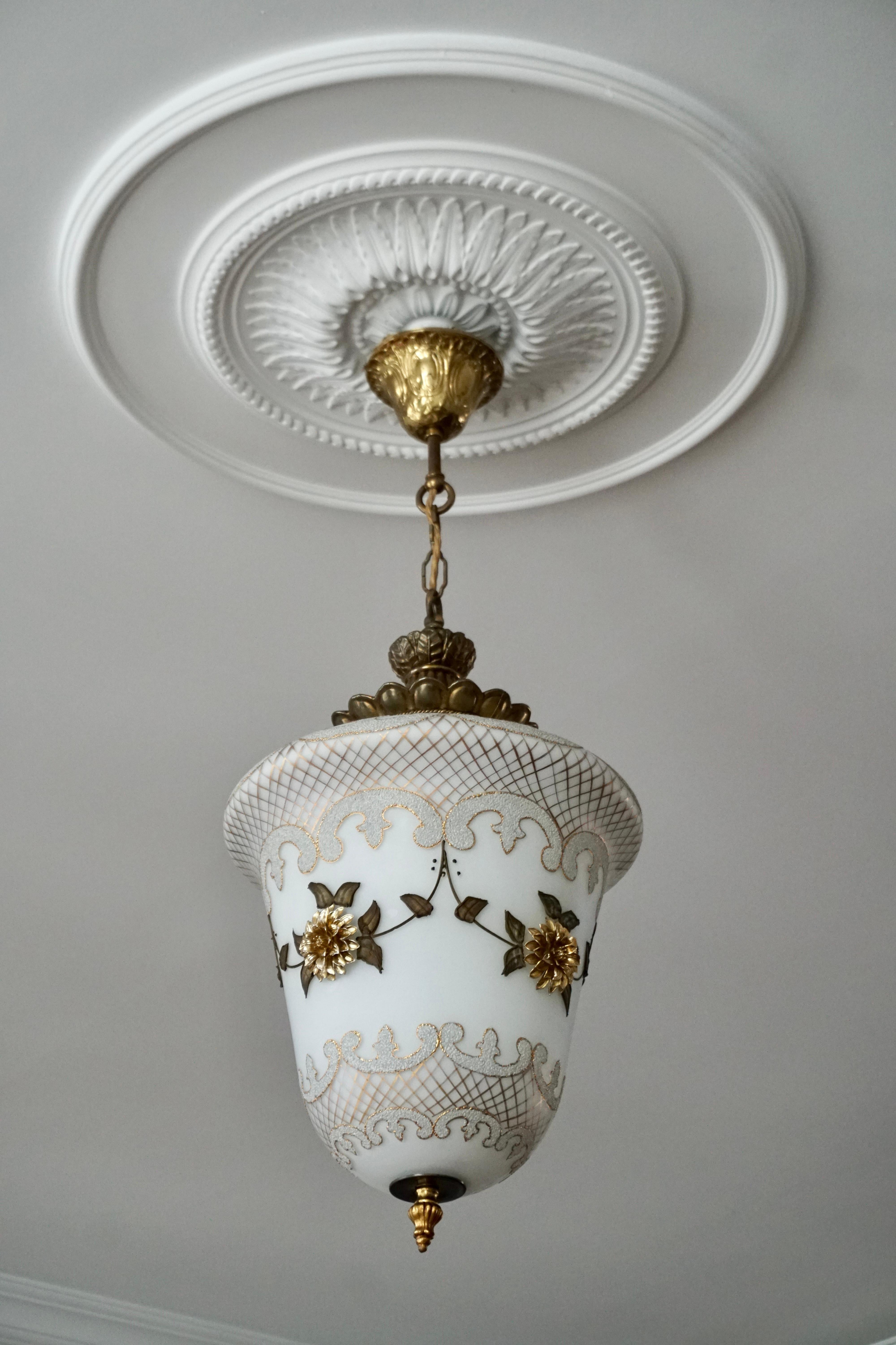 Floral Opaline Glass and Gilt Brass Pendat Light In Good Condition For Sale In Antwerp, BE