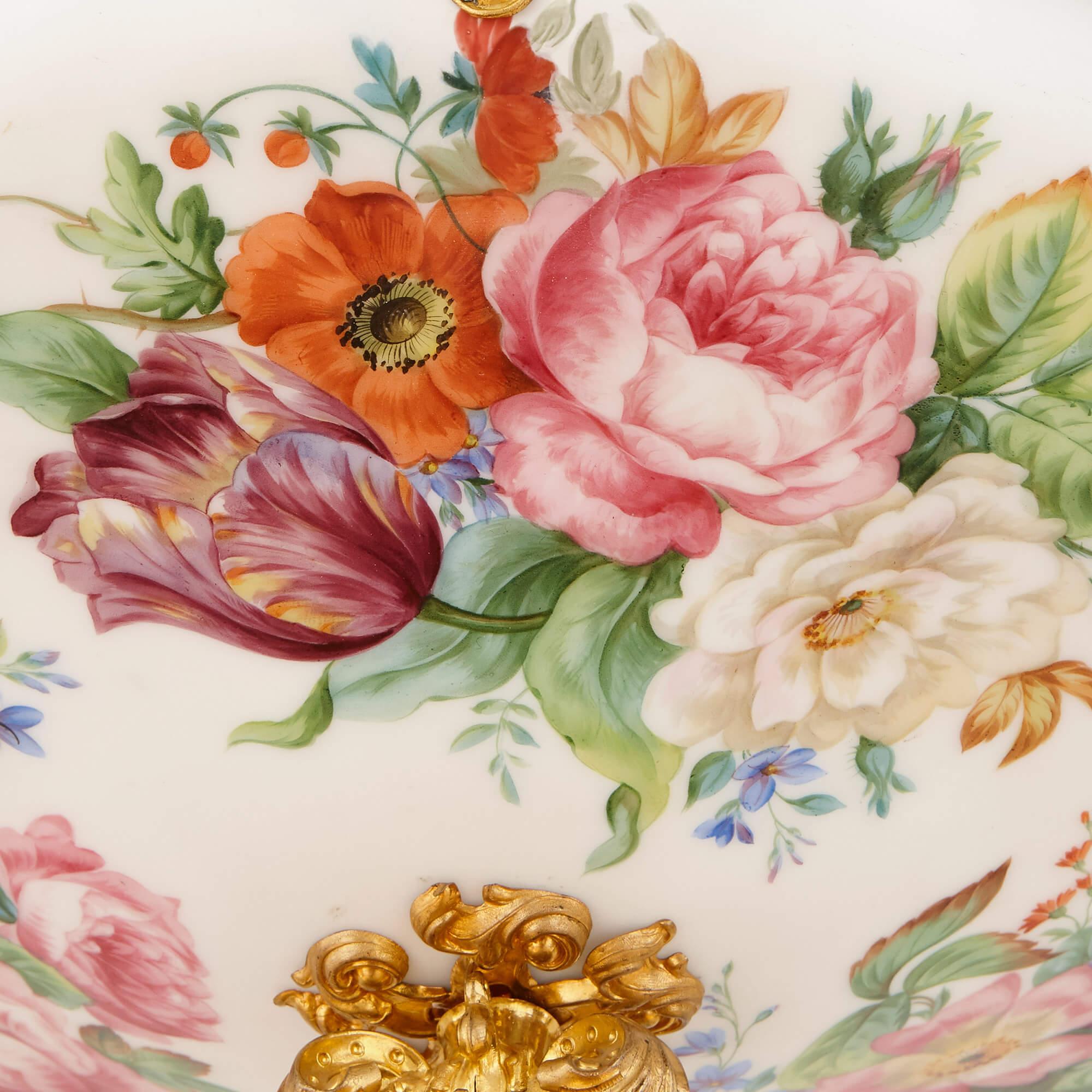 Doré Lustre à fleurs en verre opalin et bronze doré en vente