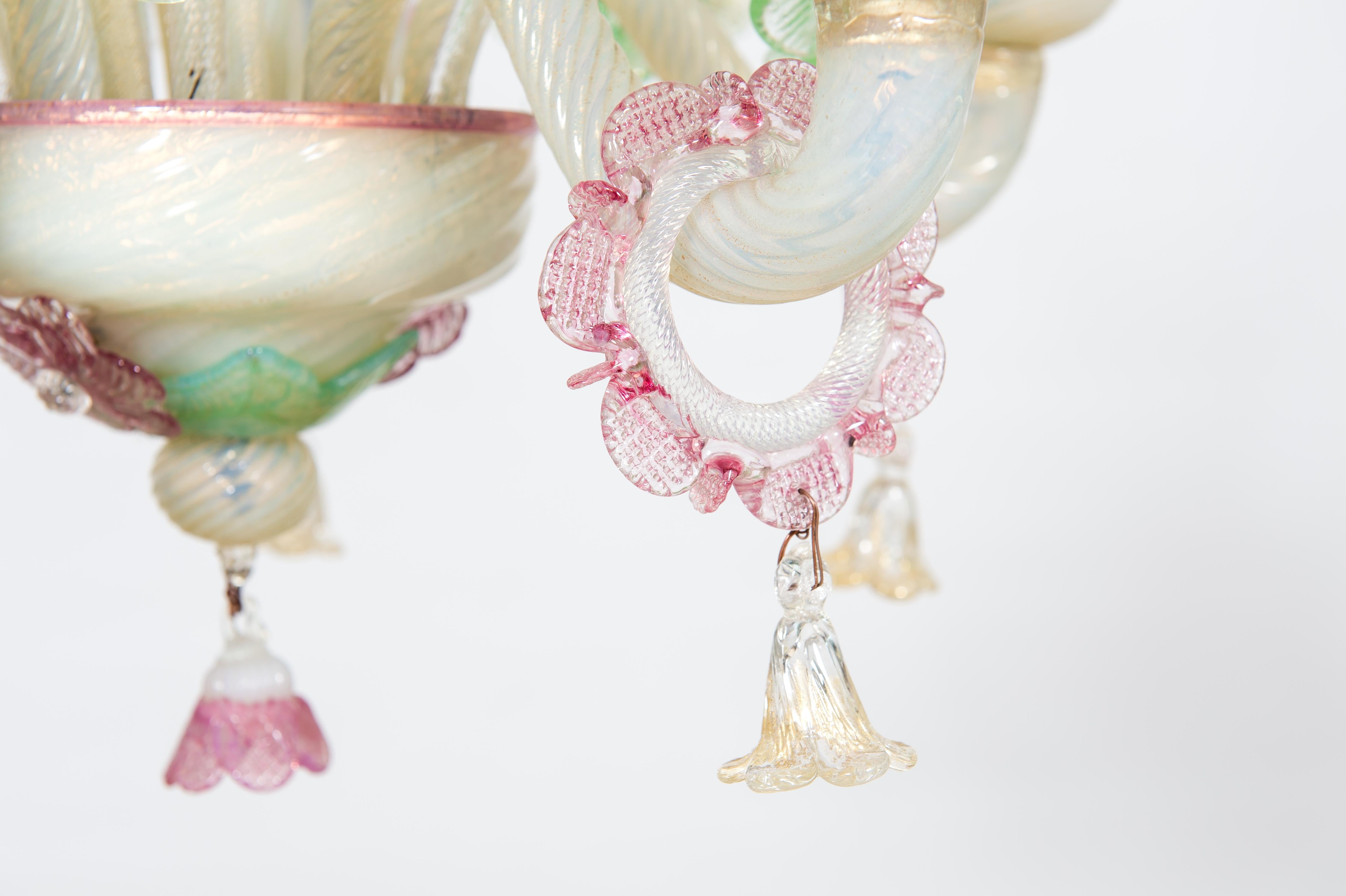 Lustre en verre de Murano opalin à motifs floraux avec or, fabriqué à la main en Italie, années 1900  en vente 4