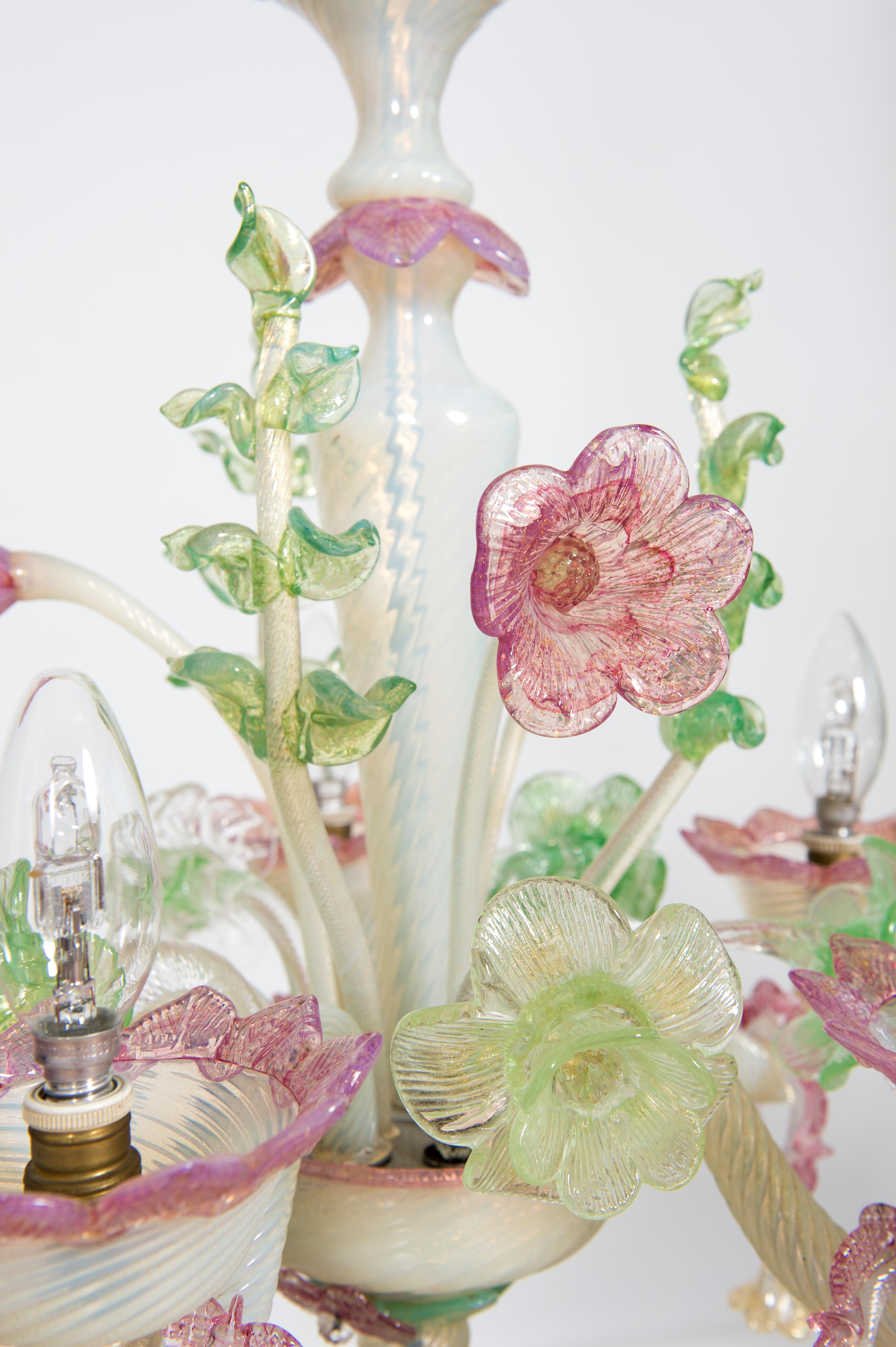 Floral Opaline Murano Glass Chandelier with Gold Handcrafted in Italy 1900s  For Sale 8