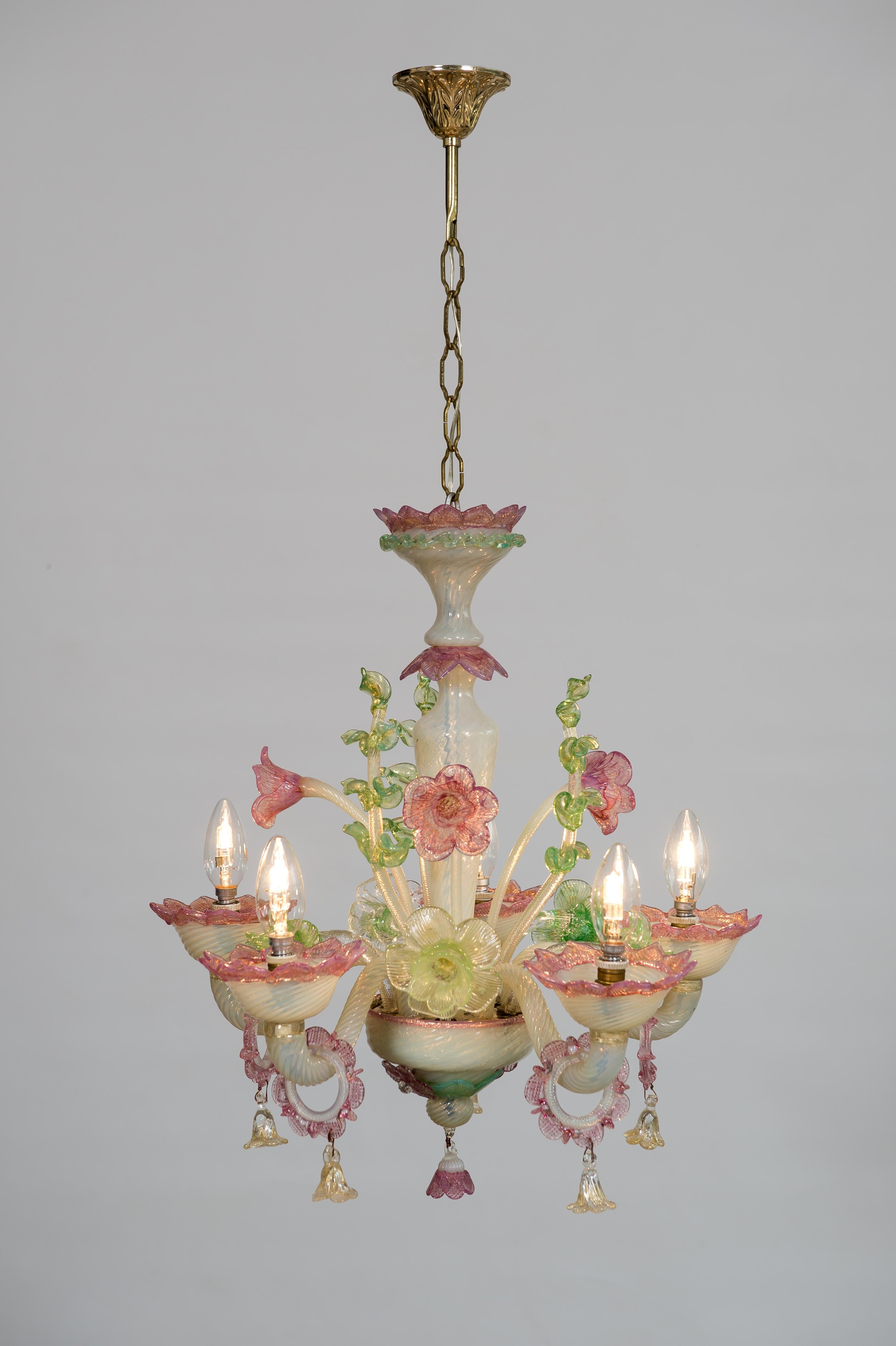 Floral Opaline Murano Glass Chandelier with Gold Handcrafted in Italy 1900s  For Sale 11