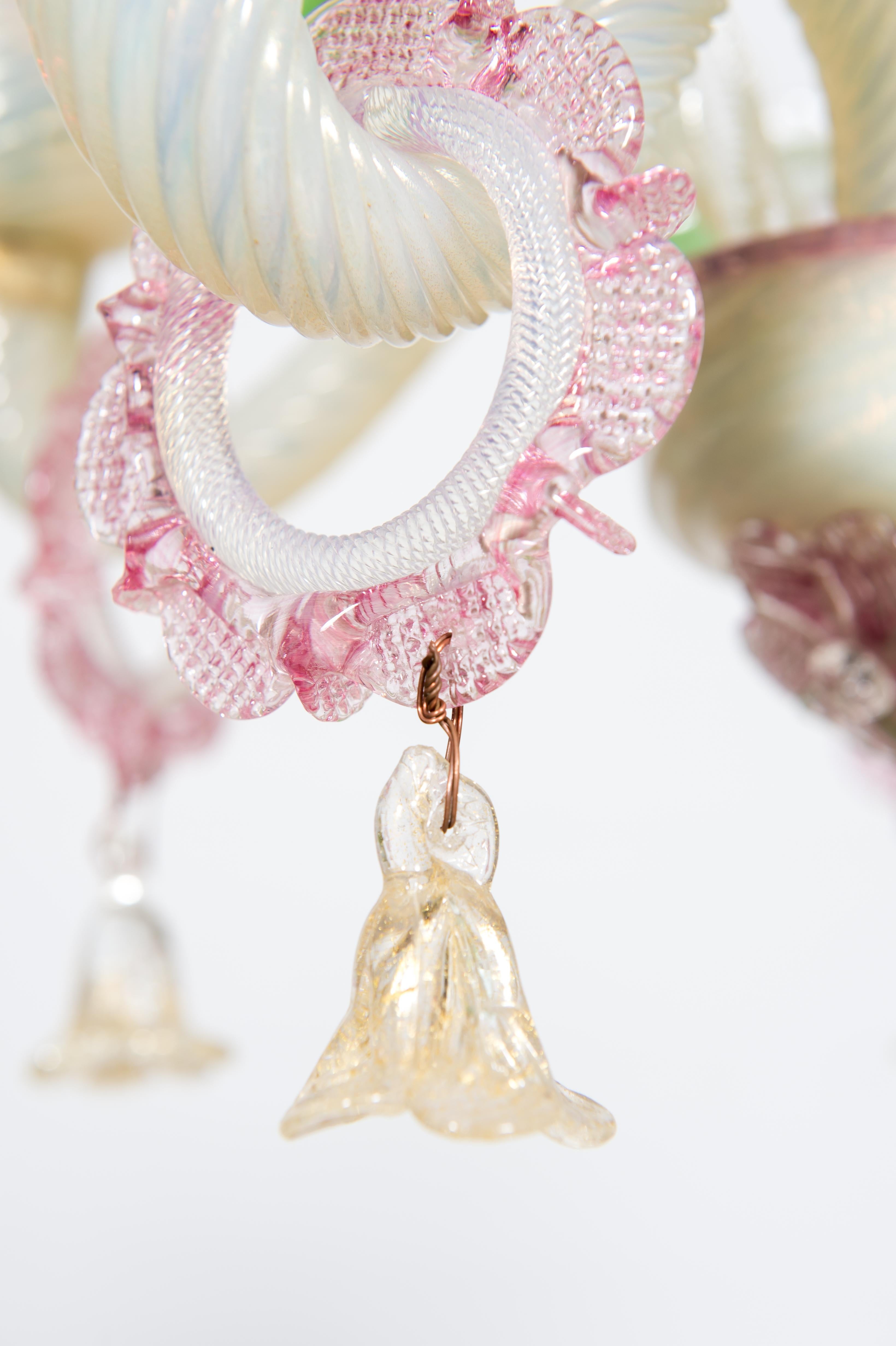 Kronleuchter aus geblümtem Opalglas und Muranoglas mit Gold, handgefertigt in Italien 1900er Jahre  im Zustand „Hervorragend“ im Angebot in Villaverla, IT