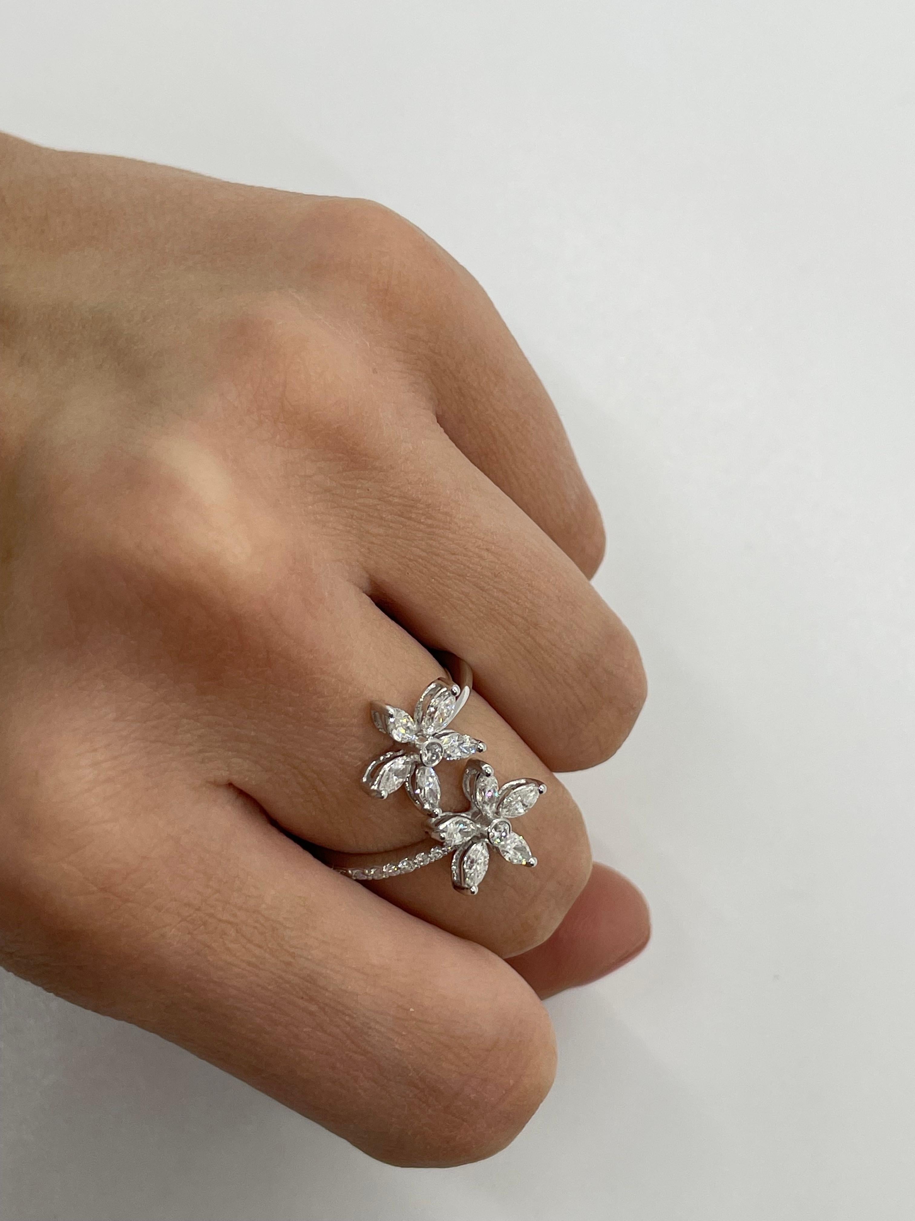 En venta: Anillo de diamantes con banda abierta floral en oro blanco de 18 quilates  3