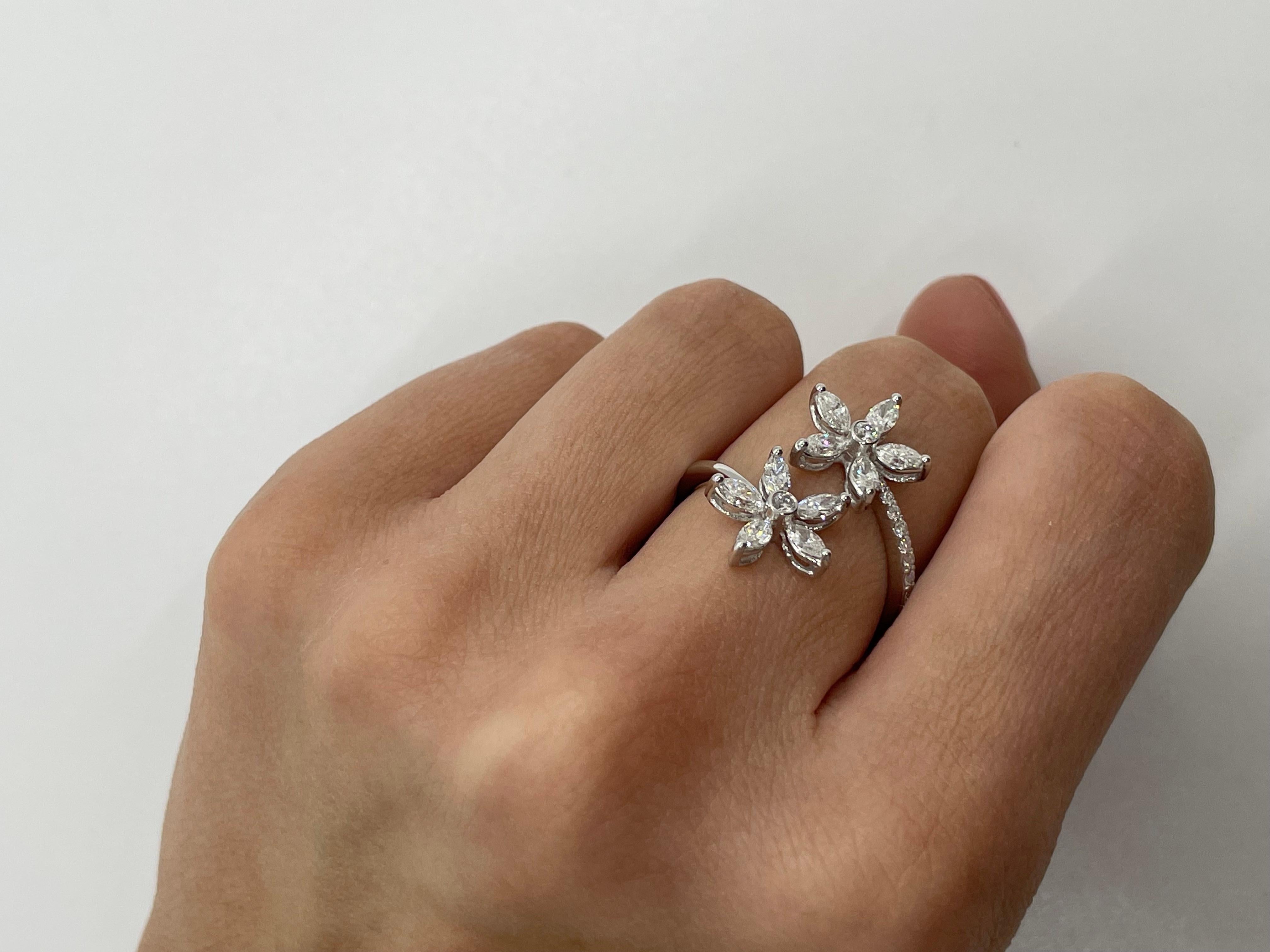 En venta: Anillo de diamantes con banda abierta floral en oro blanco de 18 quilates  4