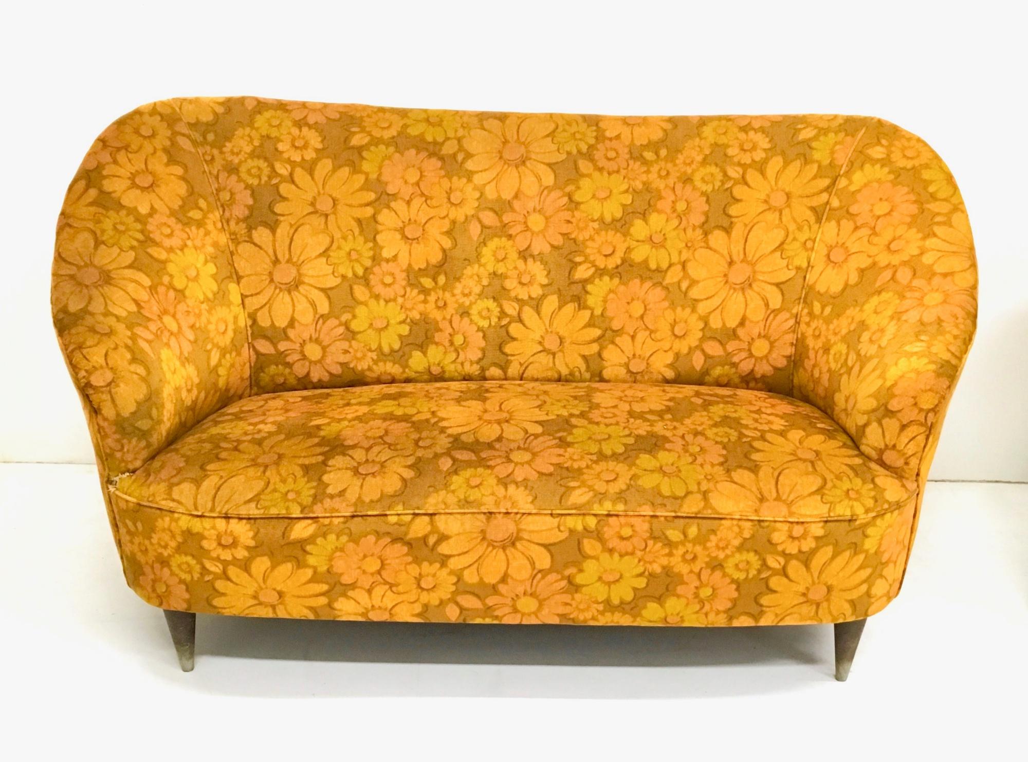 The fabric is original and in good condition. 
It may show slight traces of use since it's vintage, but is still functional.
This set is similar to a model produced by Casa e Giardino (1920s-1940s).
In good original condition. 

Sofa:
148 x 85