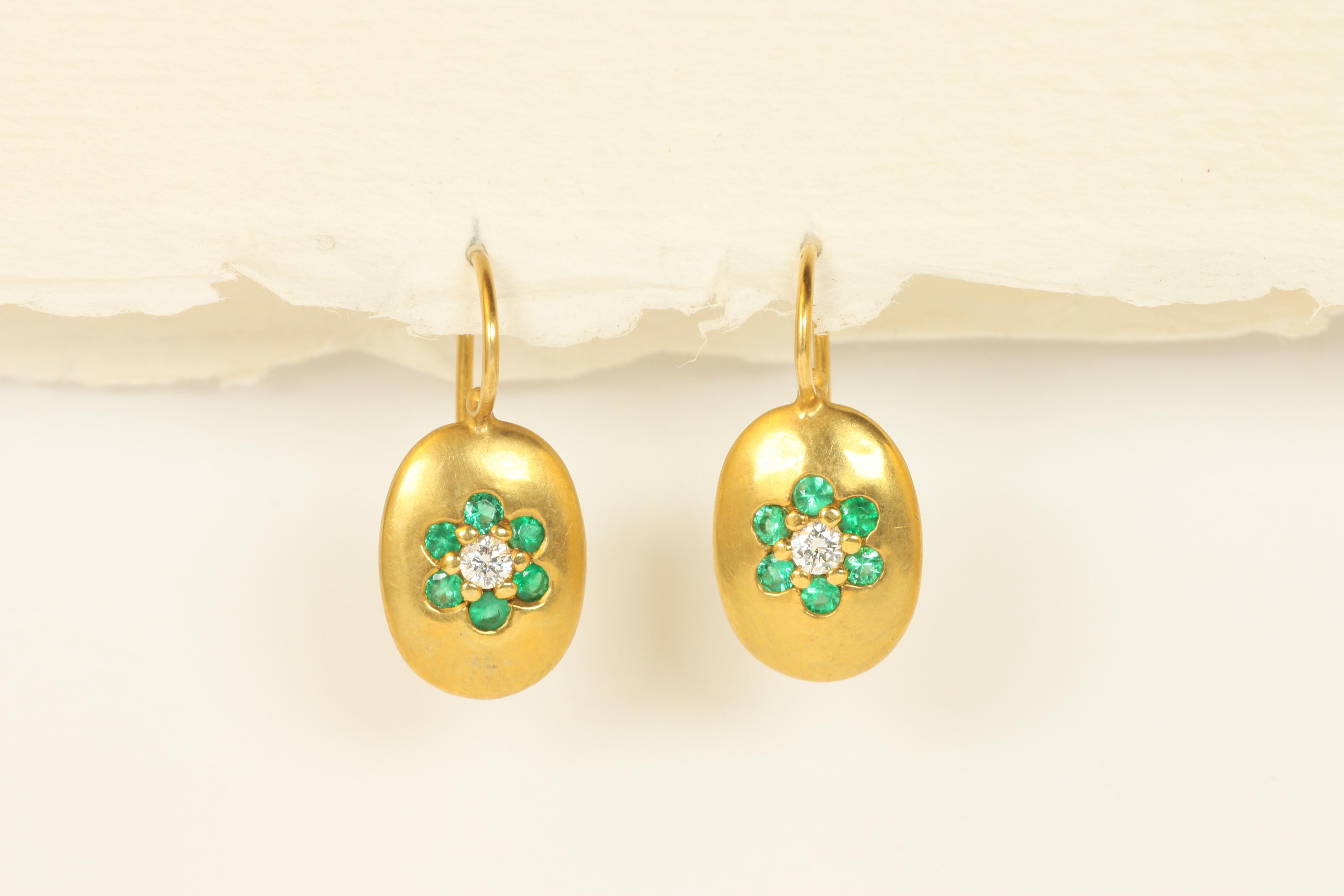 Artisan Pendants d'oreilles ovales floraux - Émeraude et diamant en or jaune 22K Fait à la main en vente