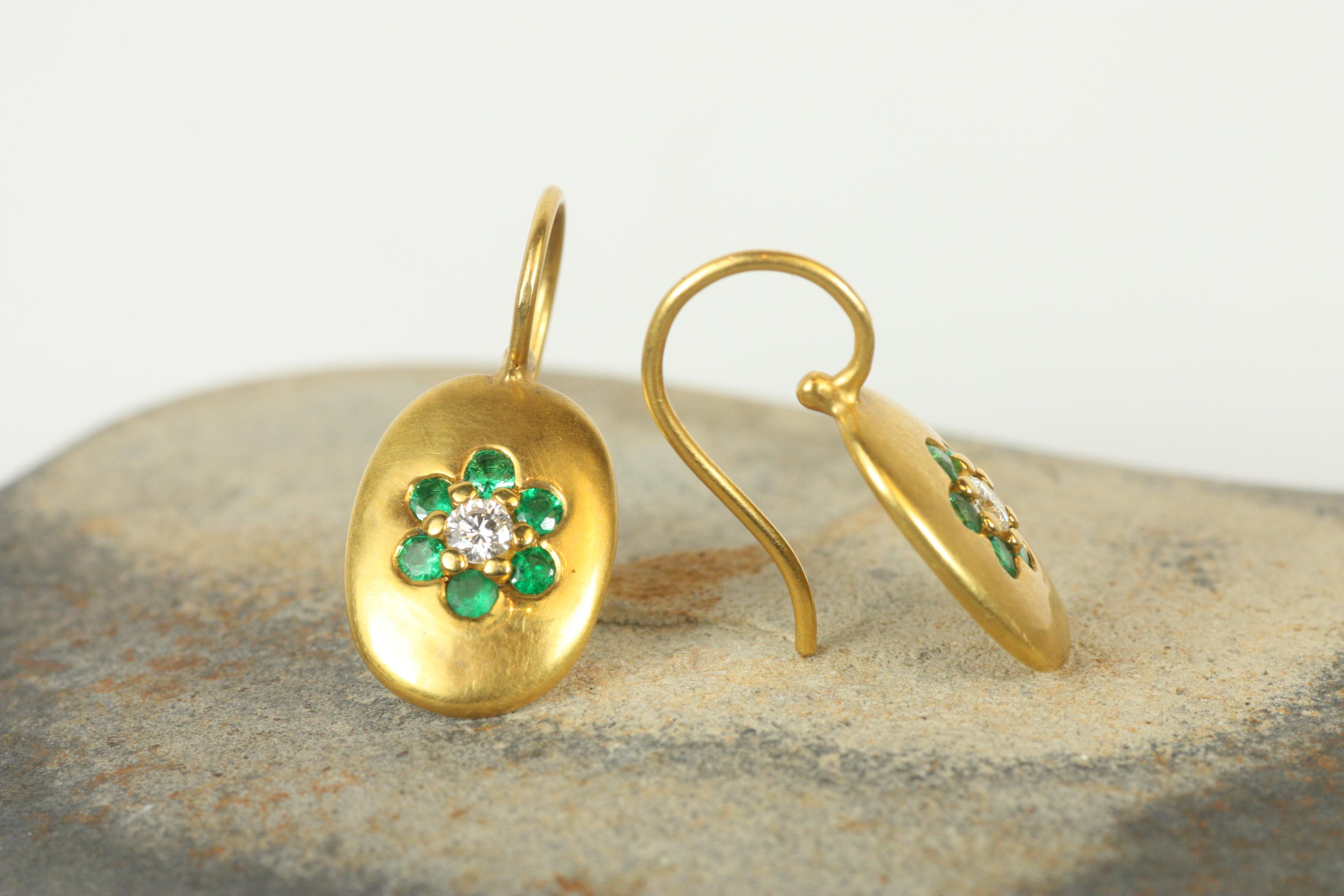 Taille ronde Pendants d'oreilles ovales floraux - Émeraude et diamant en or jaune 22K Fait à la main en vente
