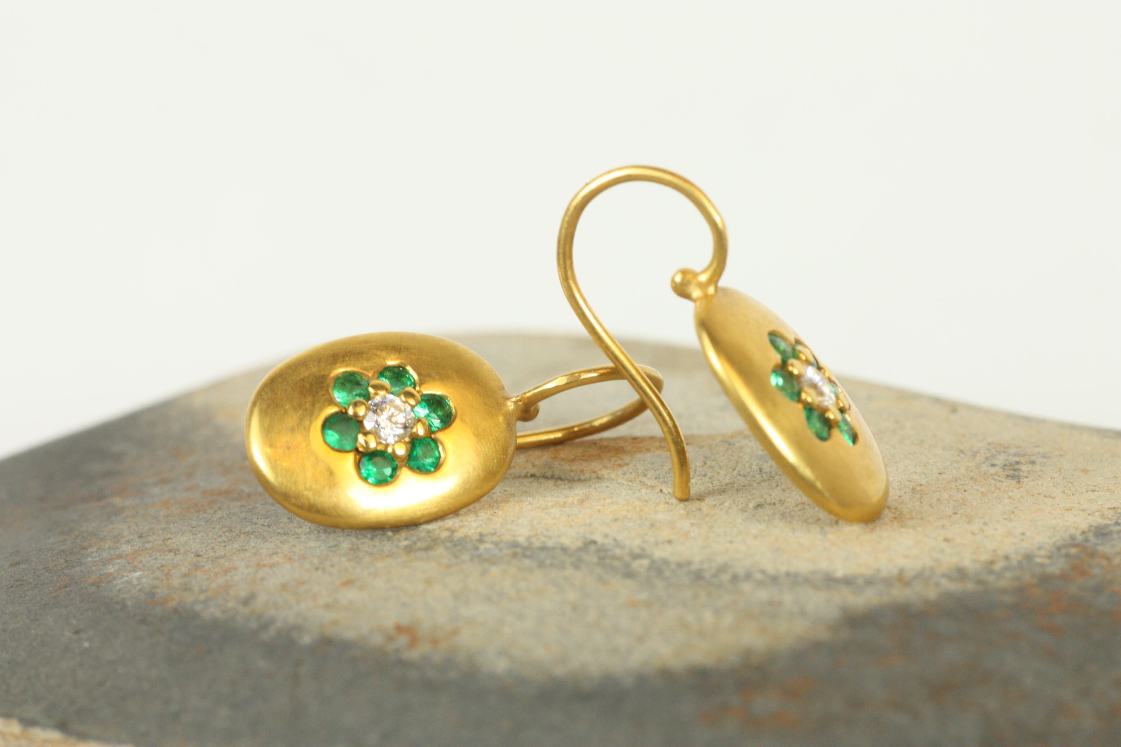 Pendants d'oreilles ovales floraux - Émeraude et diamant en or jaune 22K Fait à la main Neuf - En vente à Santa Monica, CA
