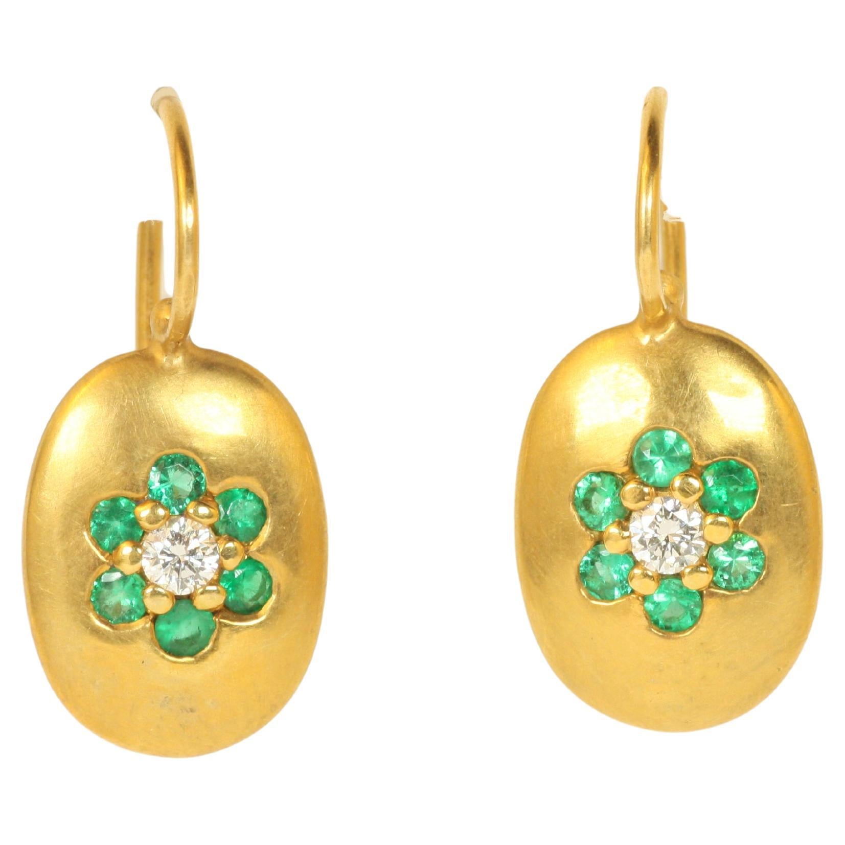 Pendants d'oreilles ovales floraux - Émeraude et diamant en or jaune 22K Fait à la main