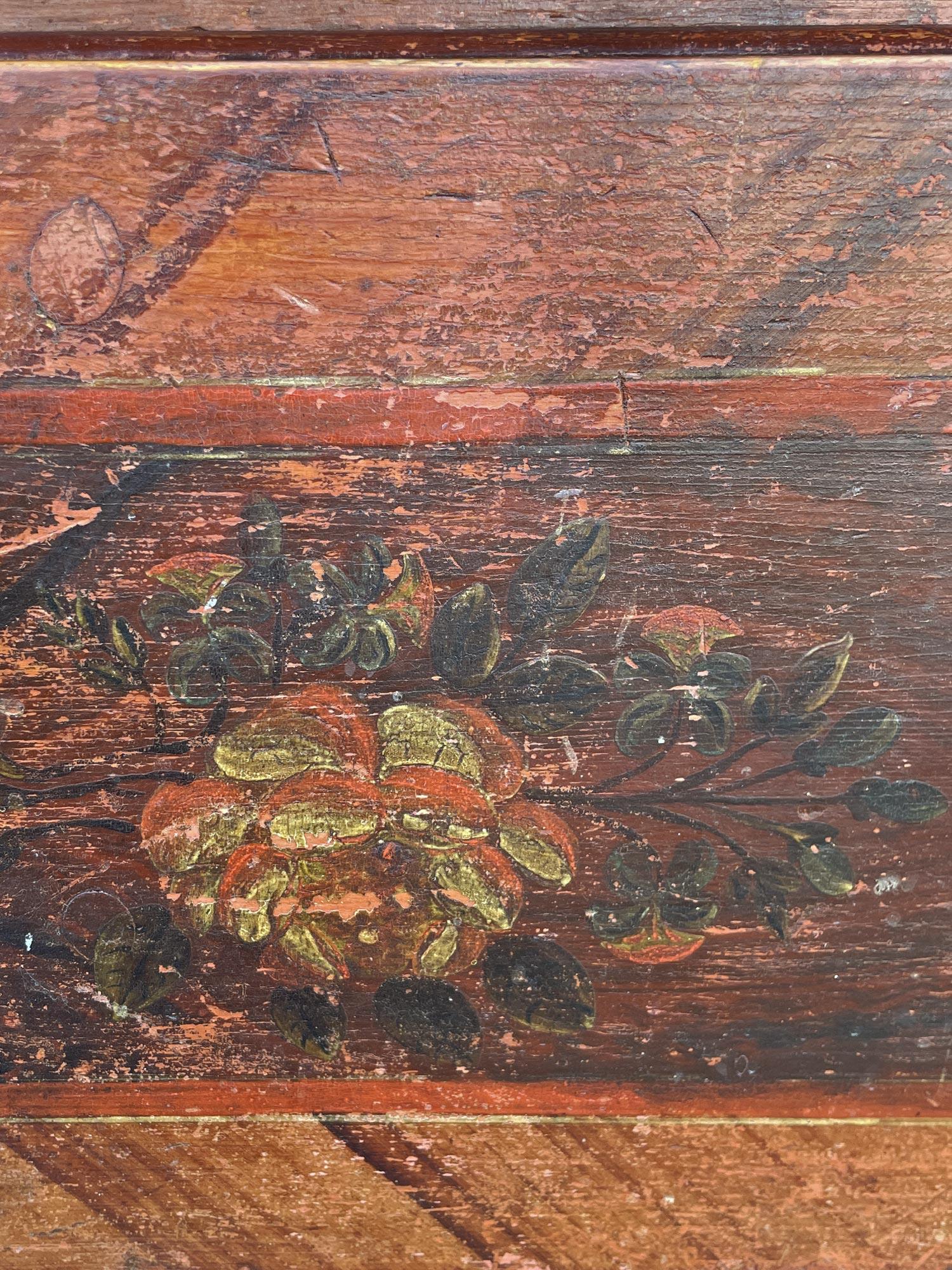Floral bemalte Alpenkommode 1810 um im Angebot 3