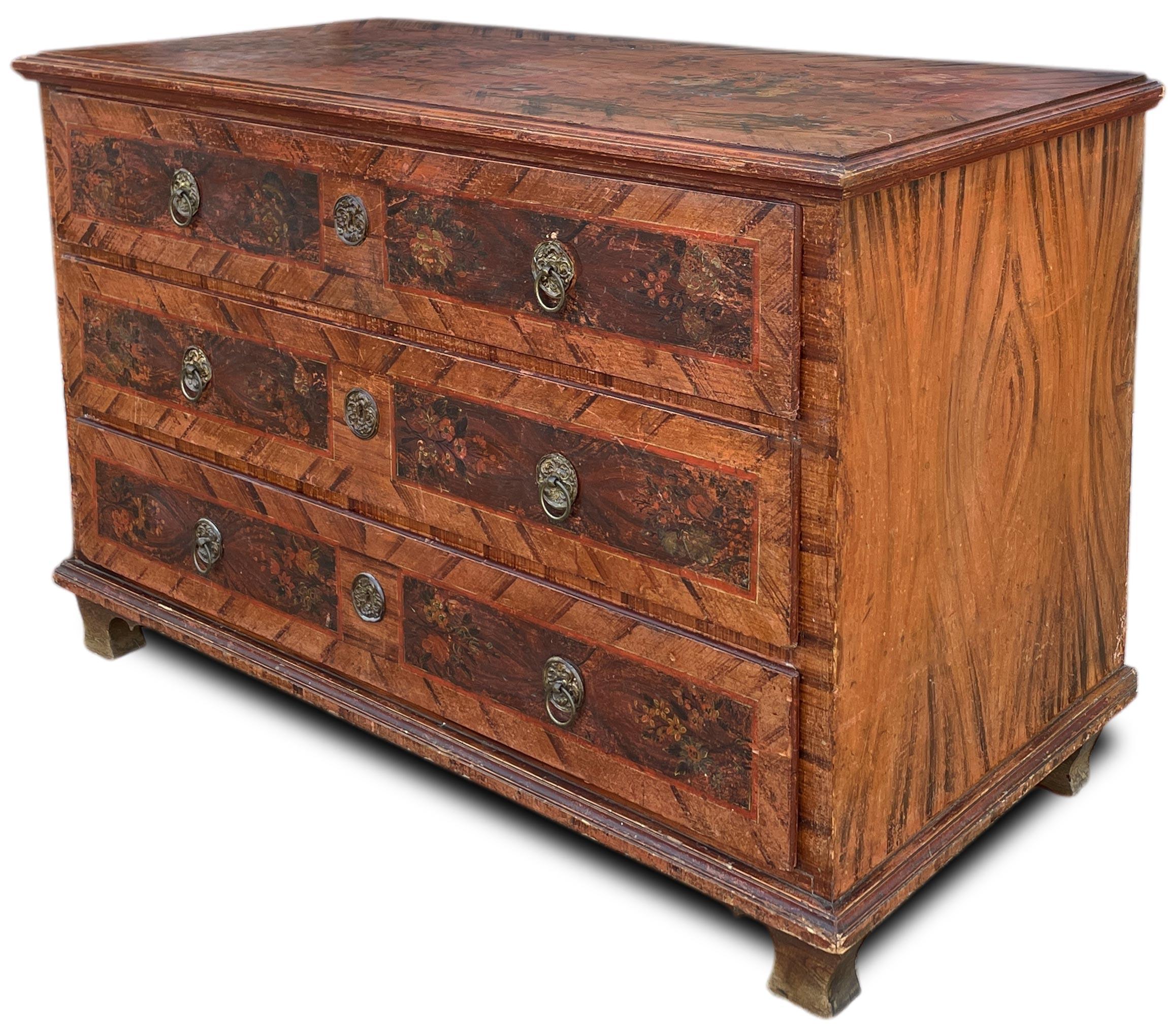 Floral bemalte Alpenkommode 1810 um (Directoire) im Angebot