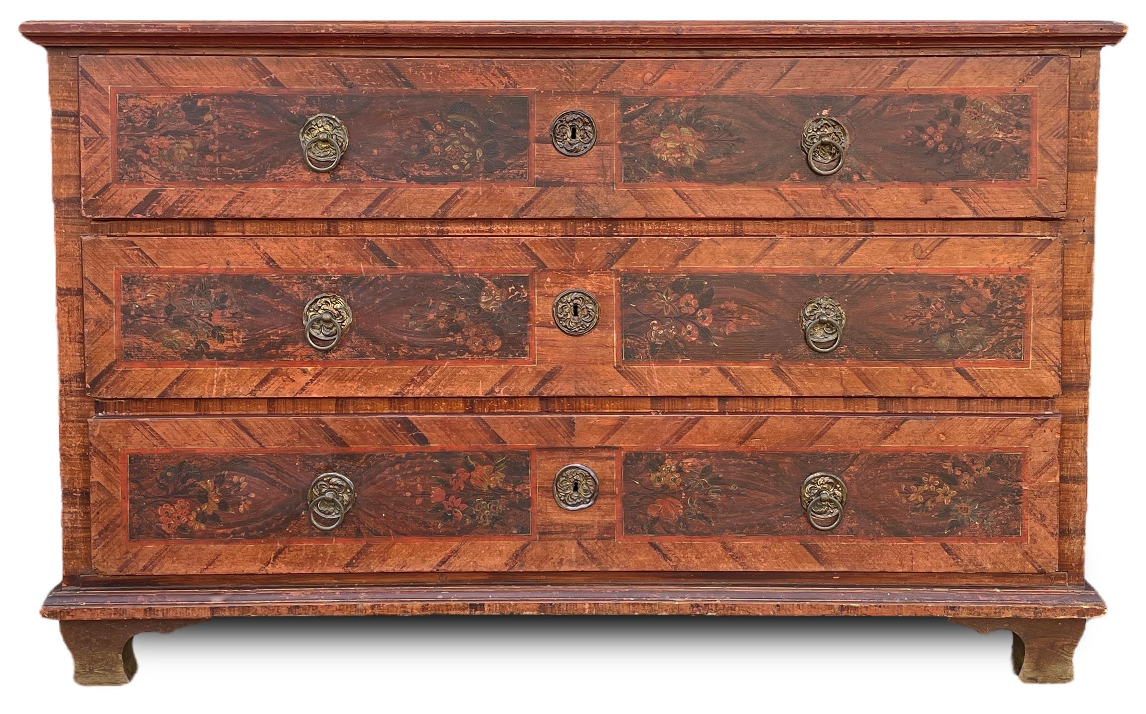 Floral bemalte Alpenkommode 1810 um (Gemalt) im Angebot
