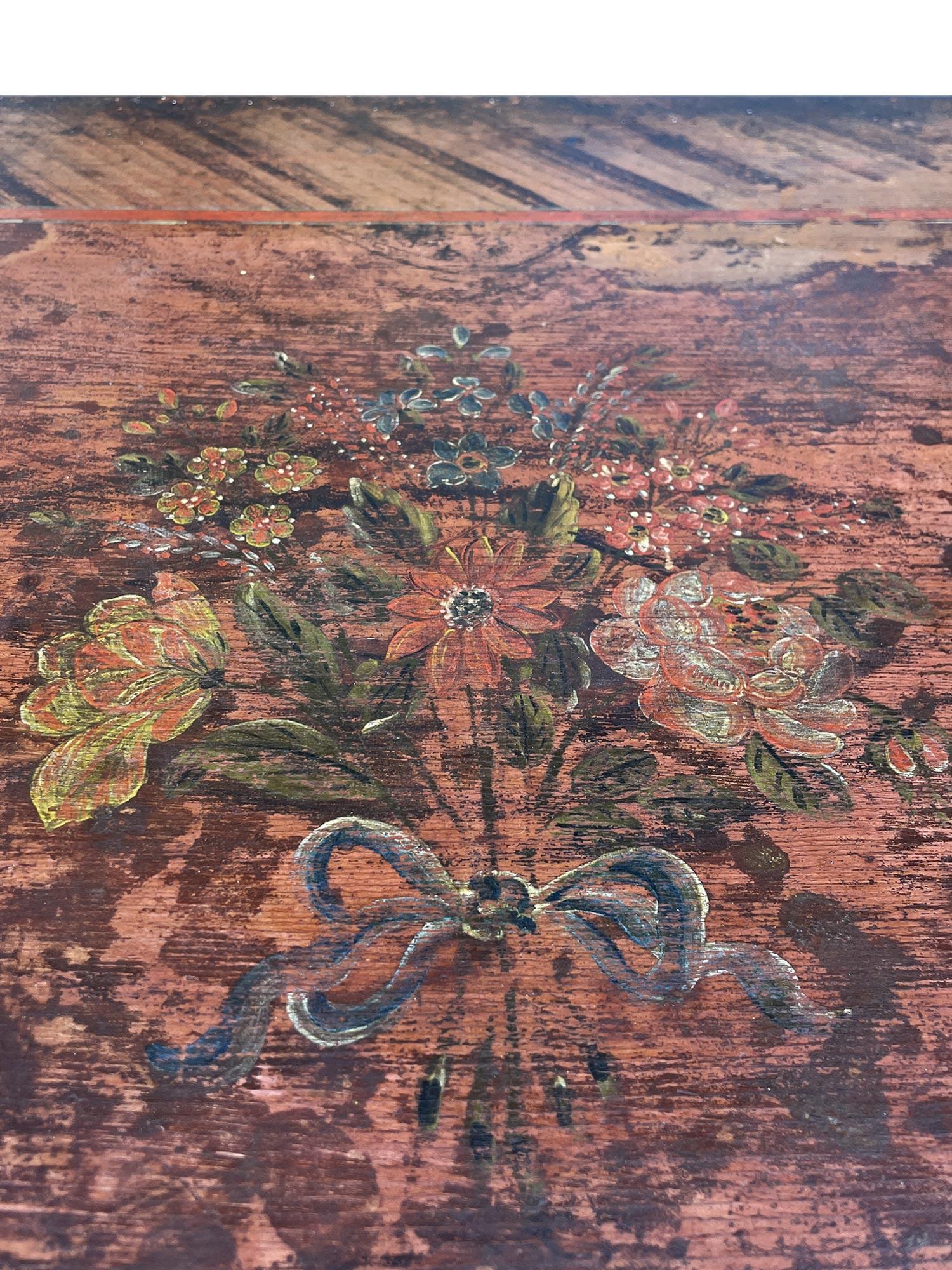 Floral bemalte Alpenkommode 1810 um (Tannenholz) im Angebot