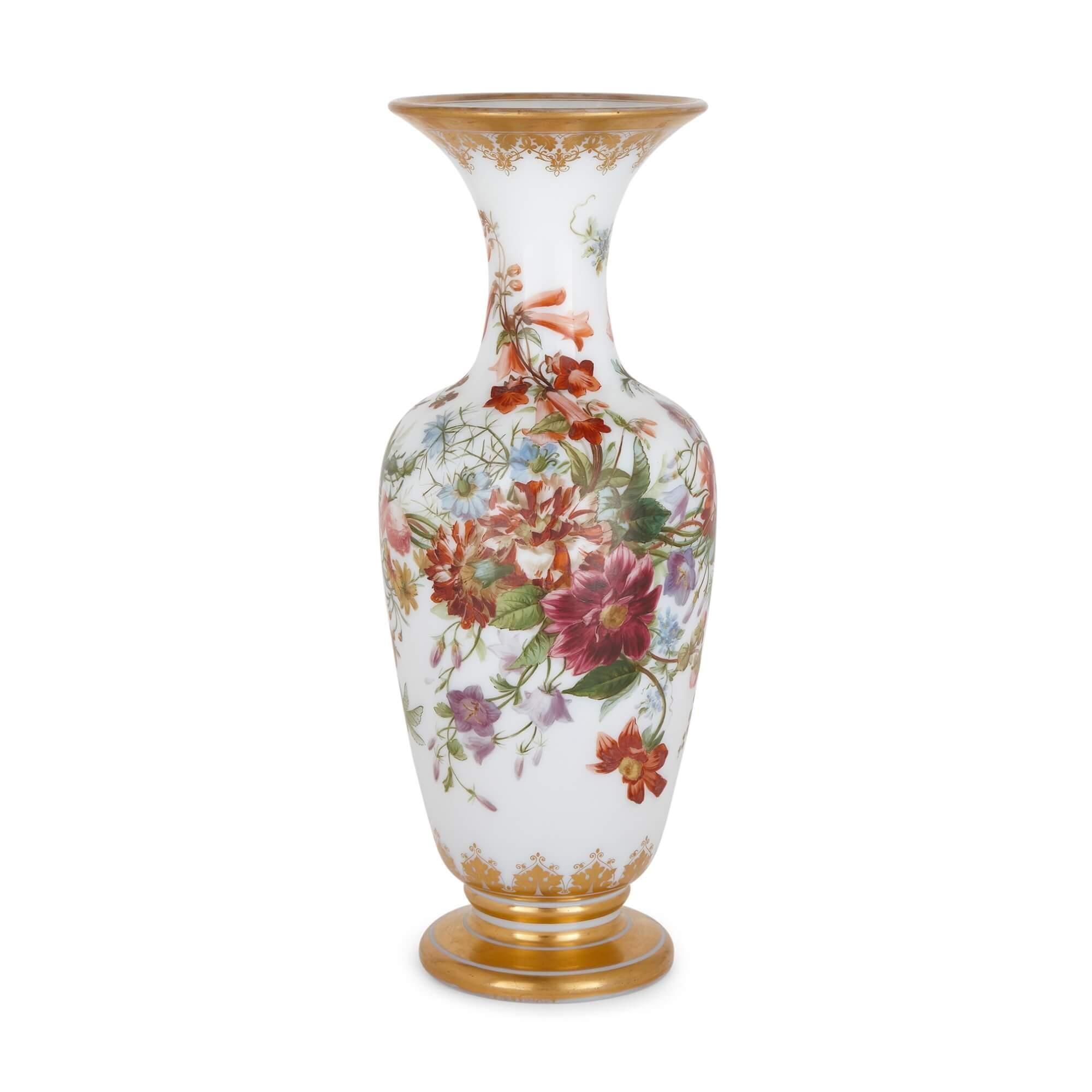 Antike Glasvase mit Blumenbemalung von Baccarat.
Französisch, 19. Jahrhundert.
Maße: Höhe 45 cm, Durchmesser 18 cm.

Diese wunderschöne Vase der renommierten französischen Manufaktur Baccarat ist aus Glas gefertigt und mit wunderschön