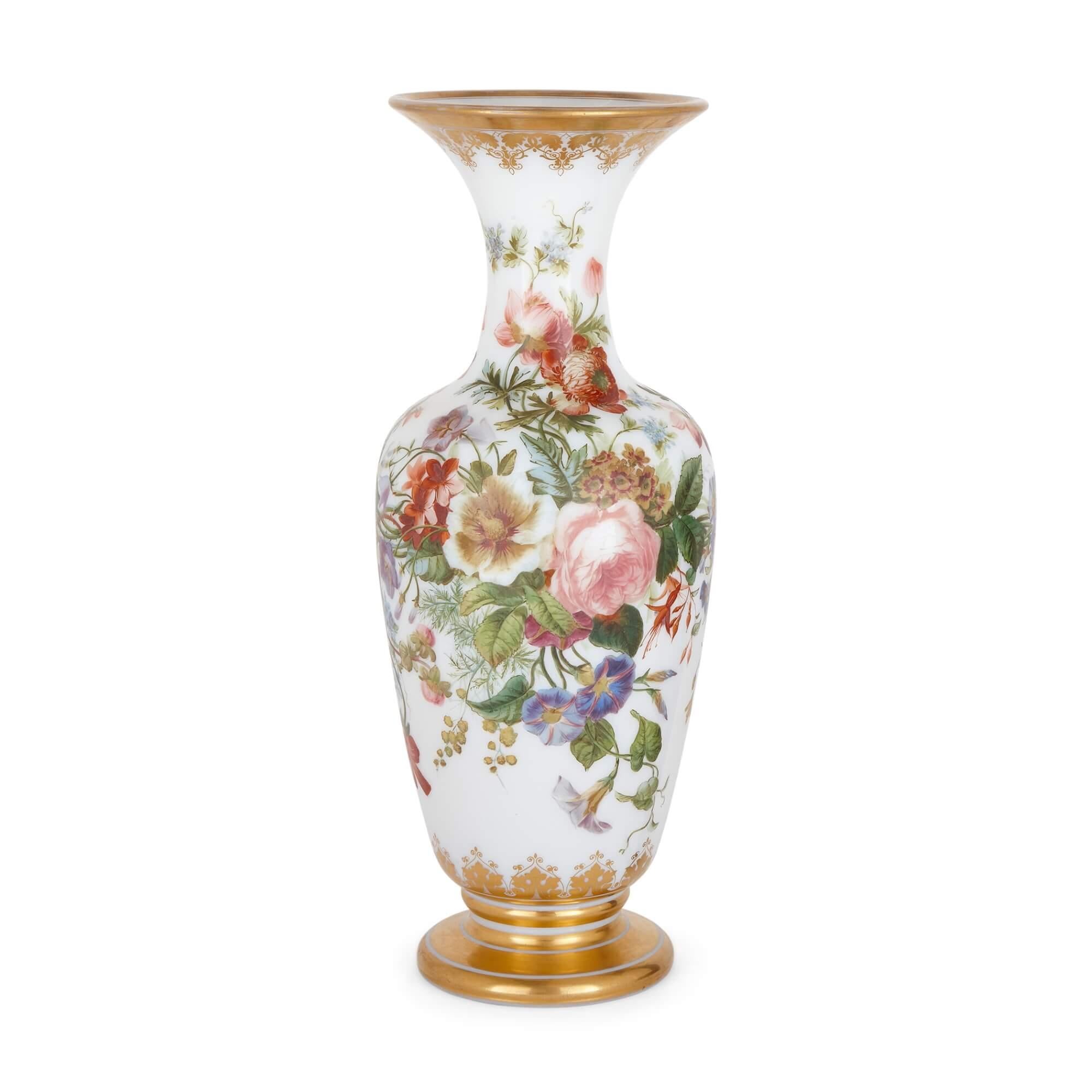 Jarrón de cristal antiguo pintado con motivos florales de Baccarat Rococó en venta