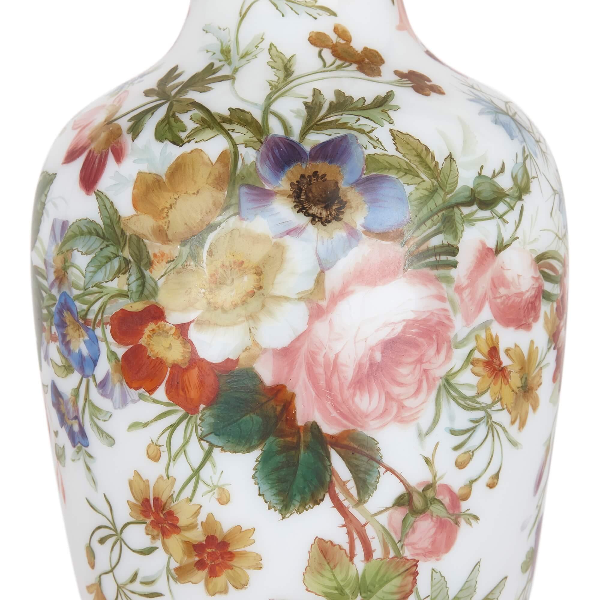 Jarrón de cristal antiguo pintado con motivos florales de Baccarat Francés en venta