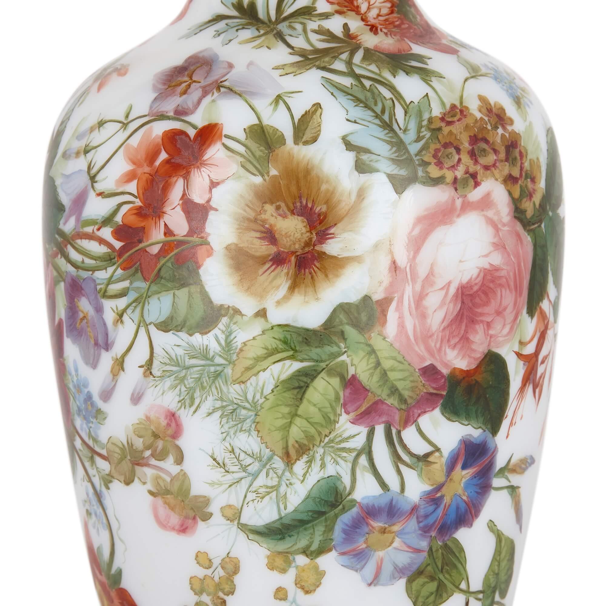 Peint Vase en verre ancien peint à motifs floraux de Baccarat en vente