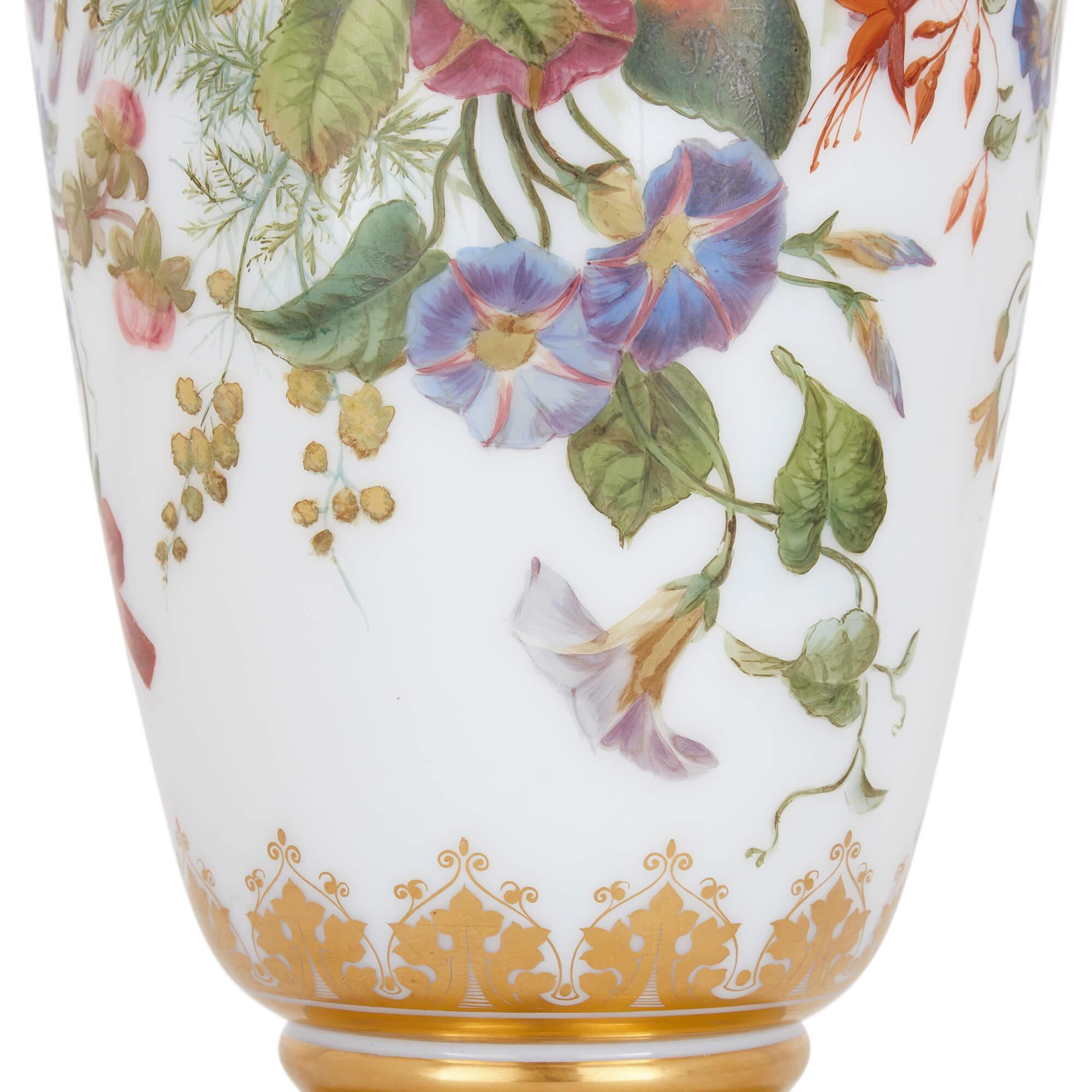 Jarrón de cristal antiguo pintado con motivos florales de Baccarat siglo XIX en venta