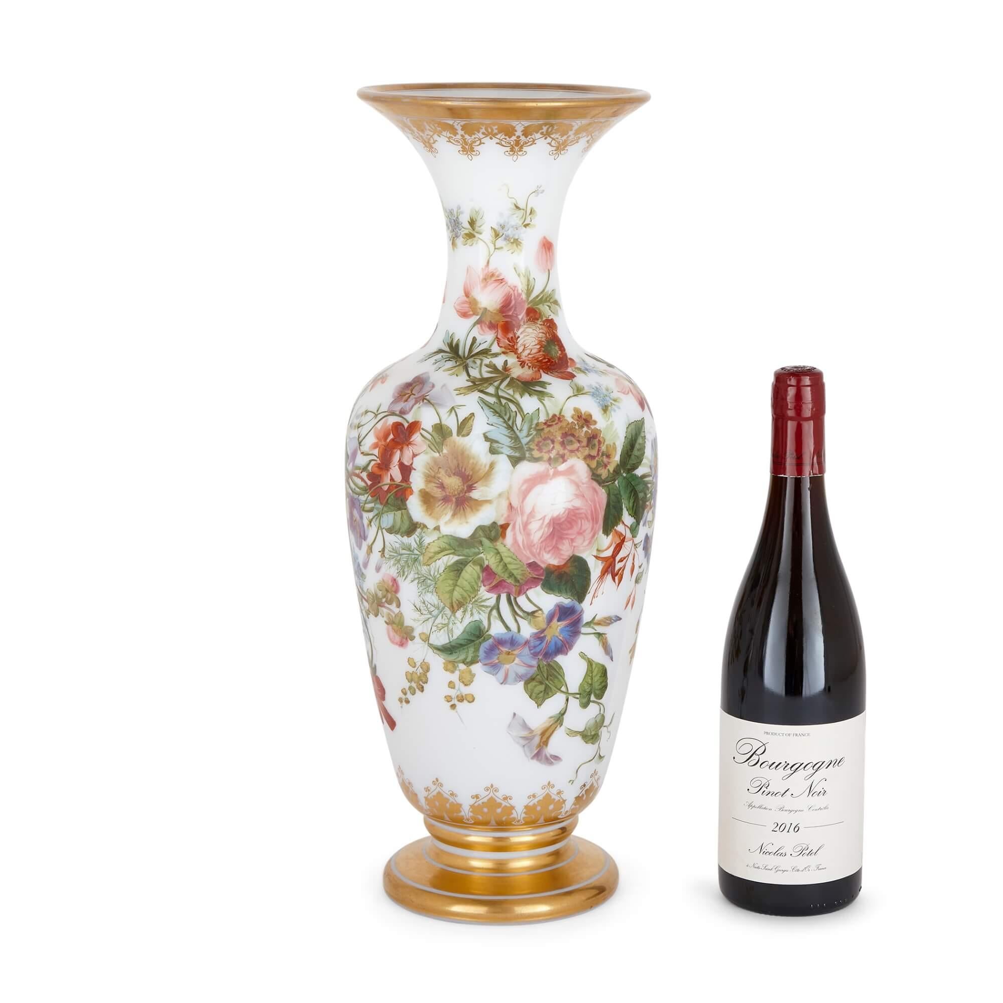 Jarrón de cristal antiguo pintado con motivos florales de Baccarat Vidrio en venta