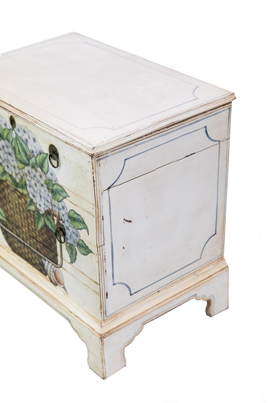 Scatola per coperte dipinta con fiori in vendita 2
