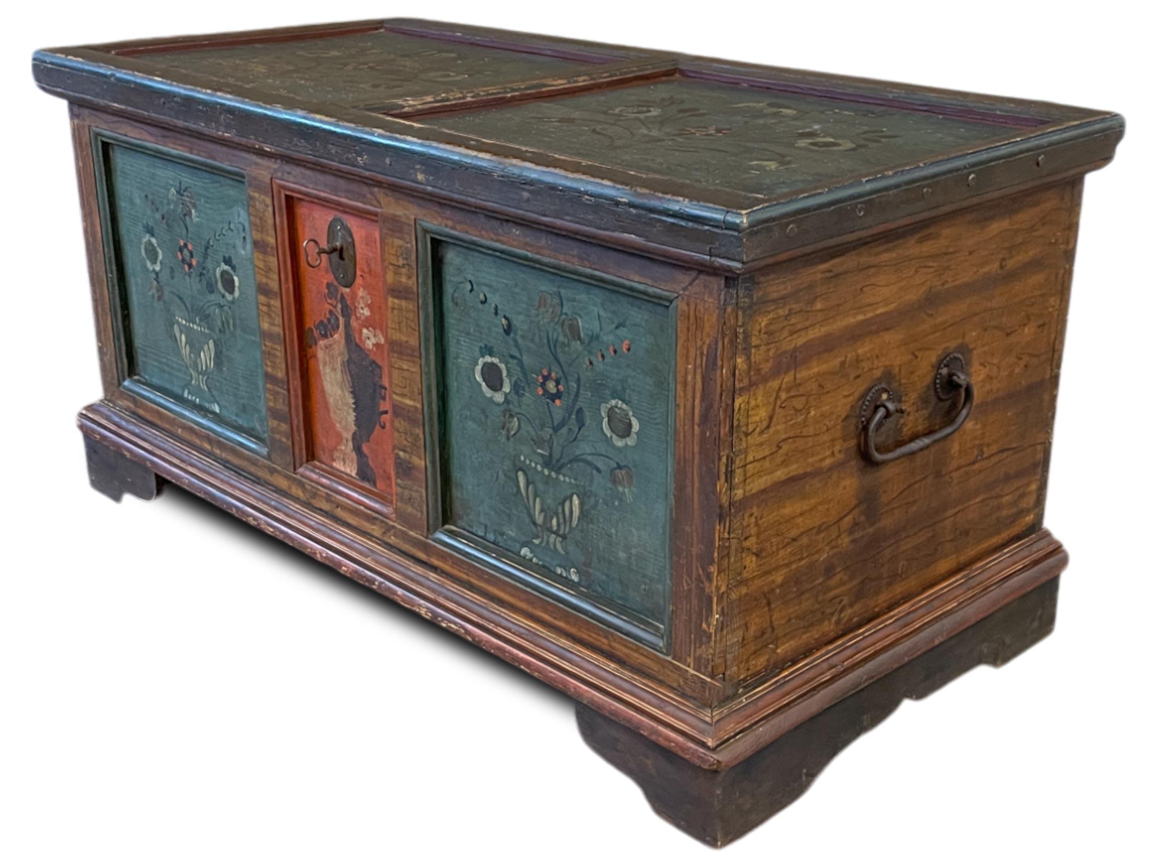 Dipinto a mano Floral Painted Blanket Chest - Early 19th Century