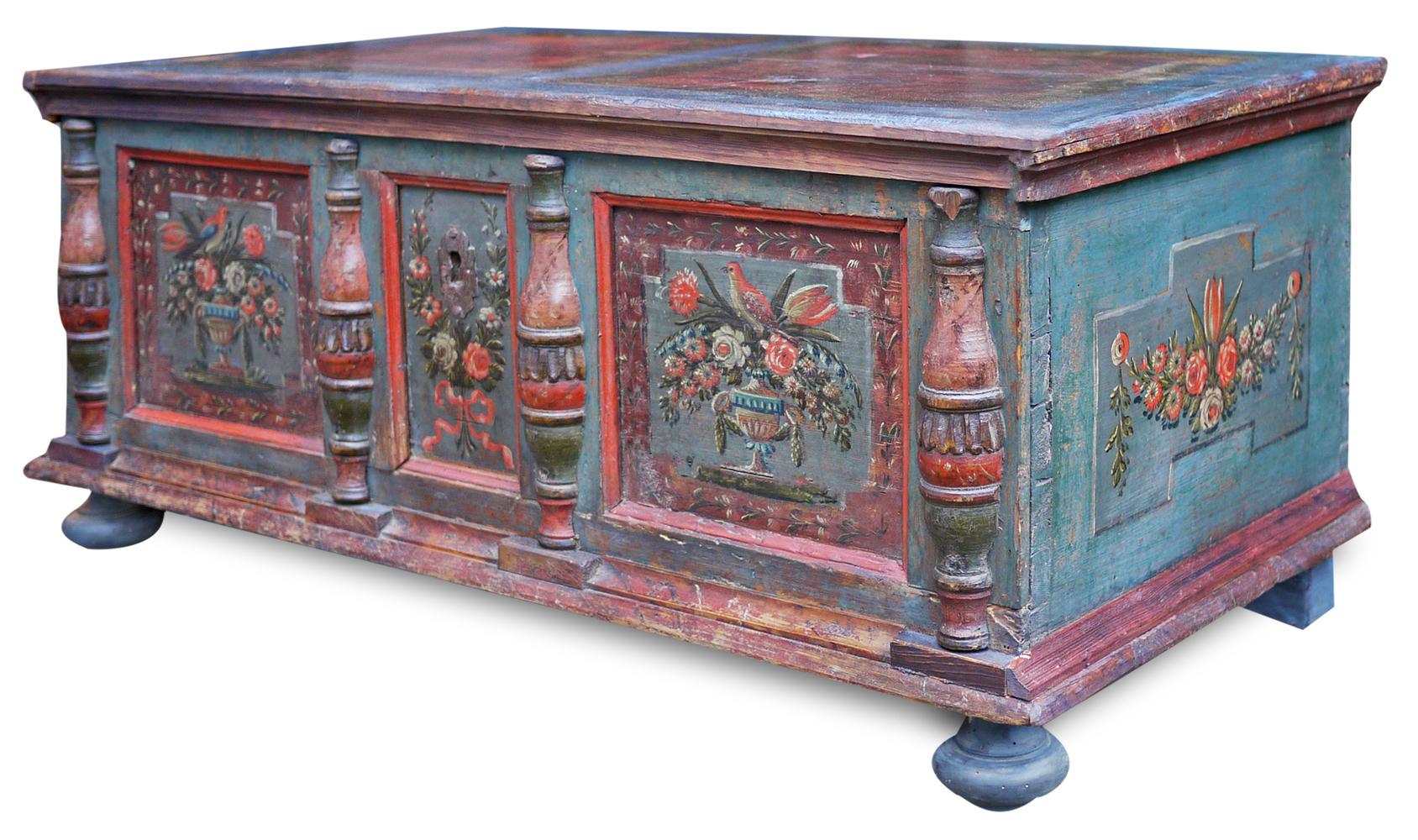 Painted alpine blanket chest

Measures (in cm)
H. 49, L. 117, P. 58

Antique painted chest.
Entirely painted in blue, on the front it has three mirrors with floral decorations and two colorful birds. On the sides we again find frames with