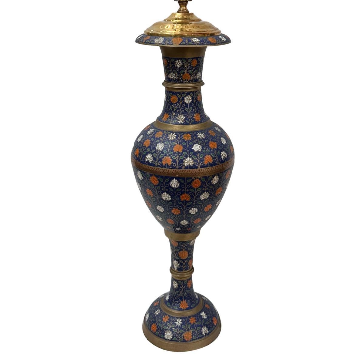 Lampe aus geblümtem Messing (Gemalt) im Angebot