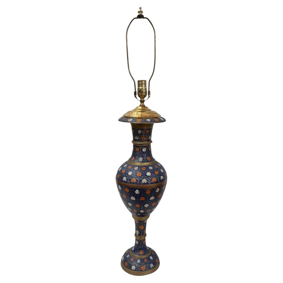 Lampe aus geblümtem Messing im Angebot