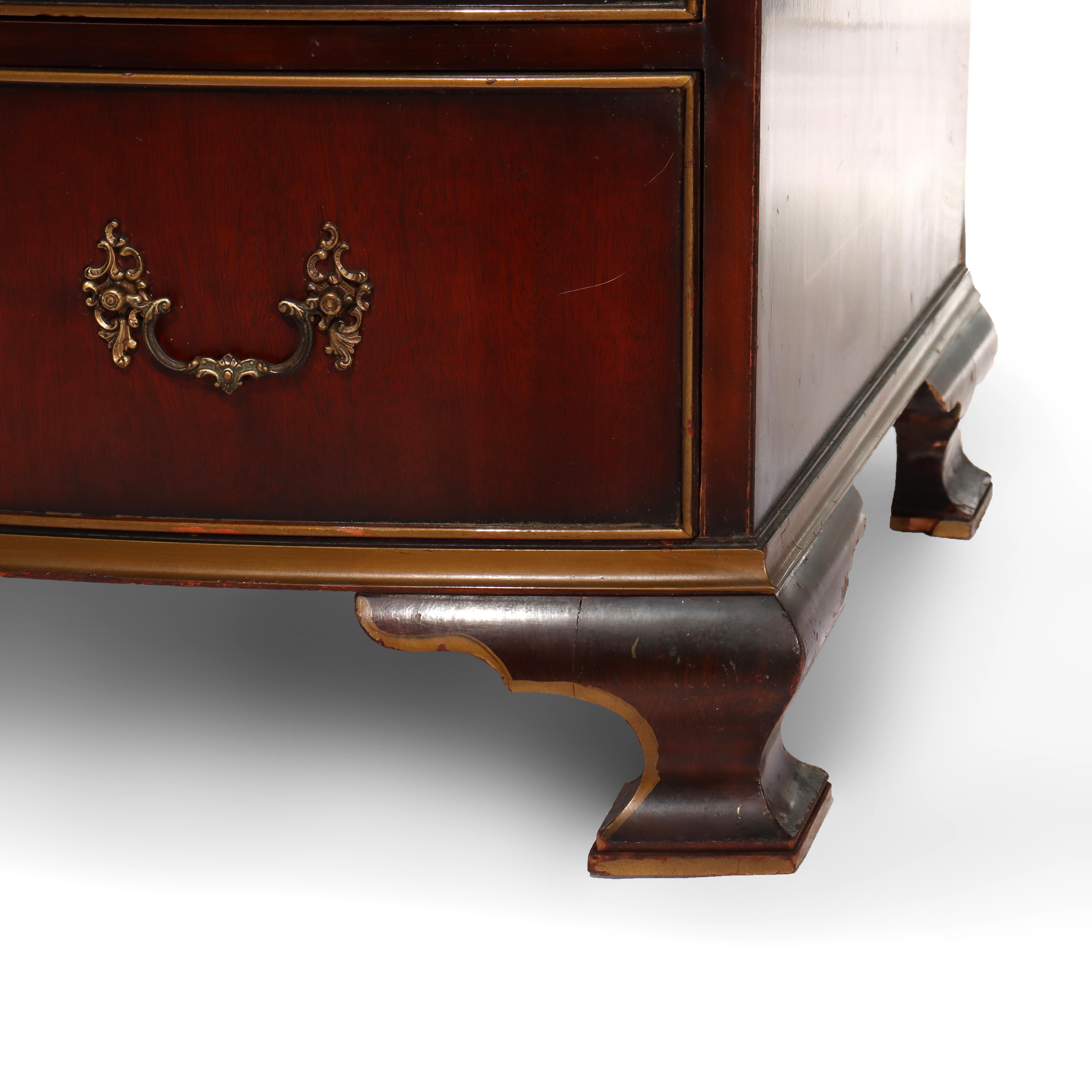 XX secolo Cassapanca a sei cassetti in mogano cinese Chippendale dipinta con motivi floreali, 1920 ca. in vendita