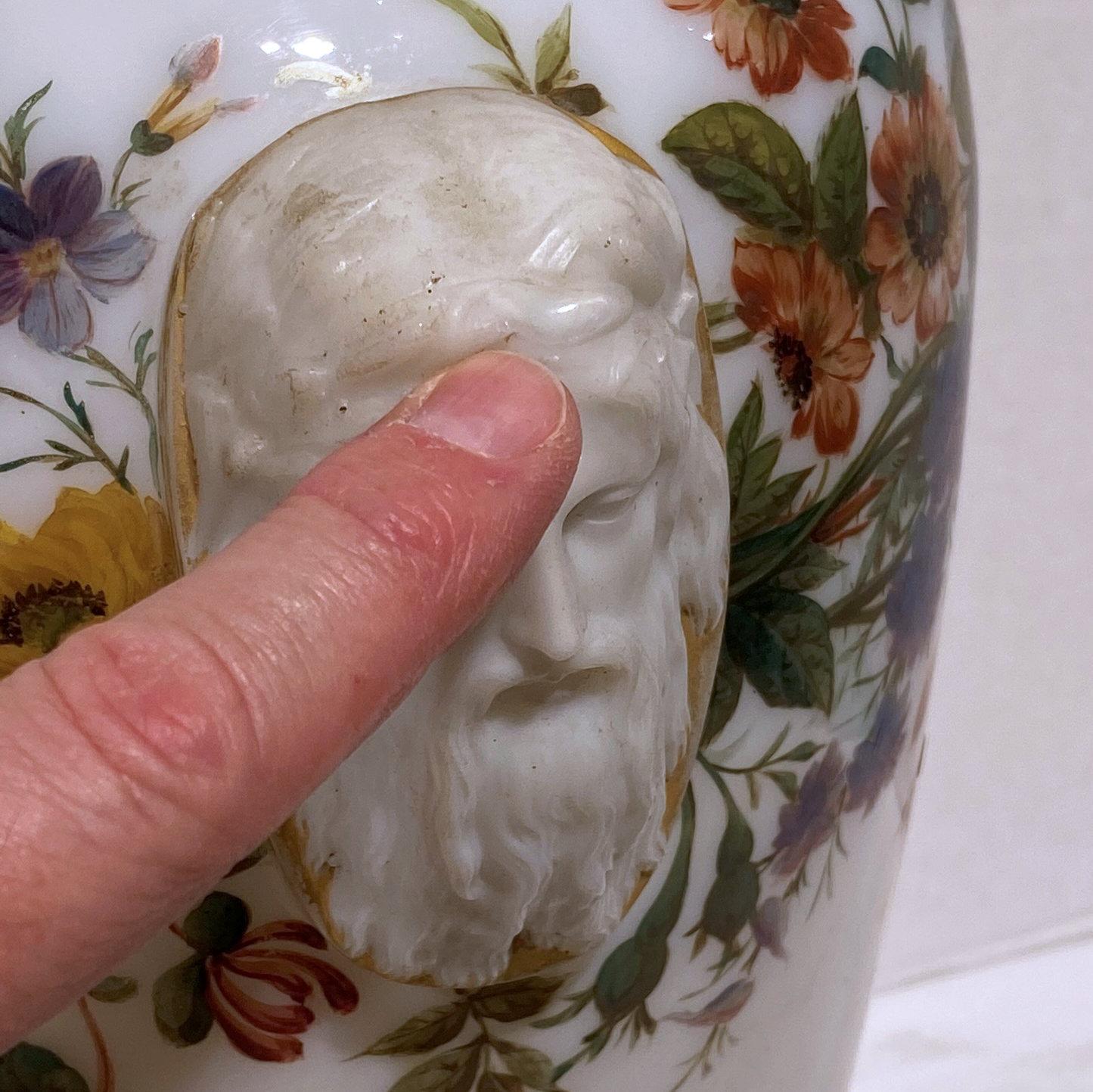 Vaso in vetro opalino dipinto a fiori attribuito a Baccarat in vendita 5