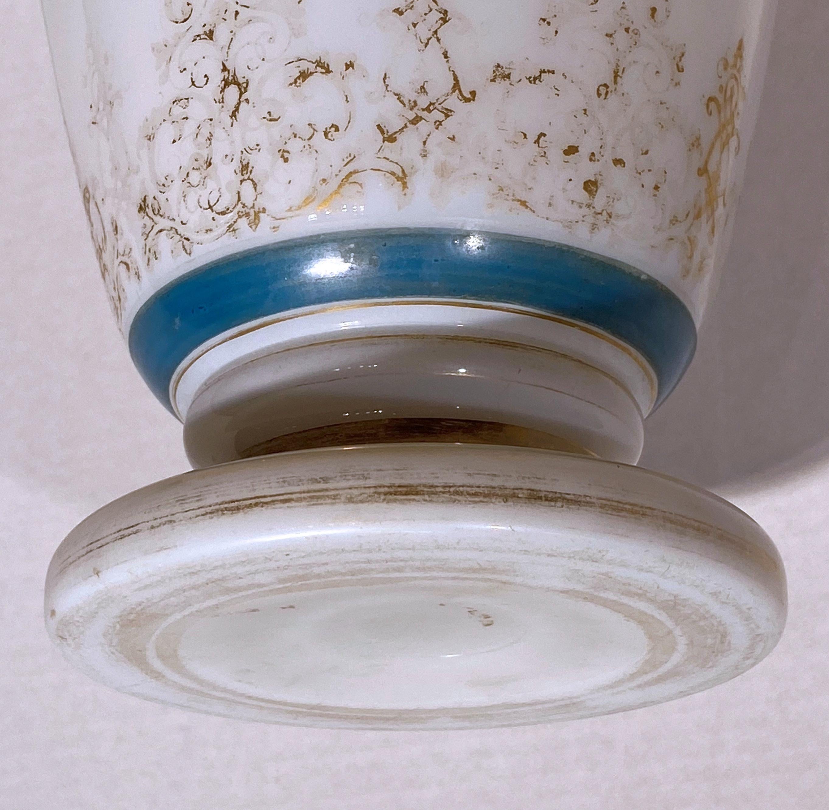 Vetro soffiato Vaso in vetro opalino dipinto a fiori attribuito a Baccarat in vendita